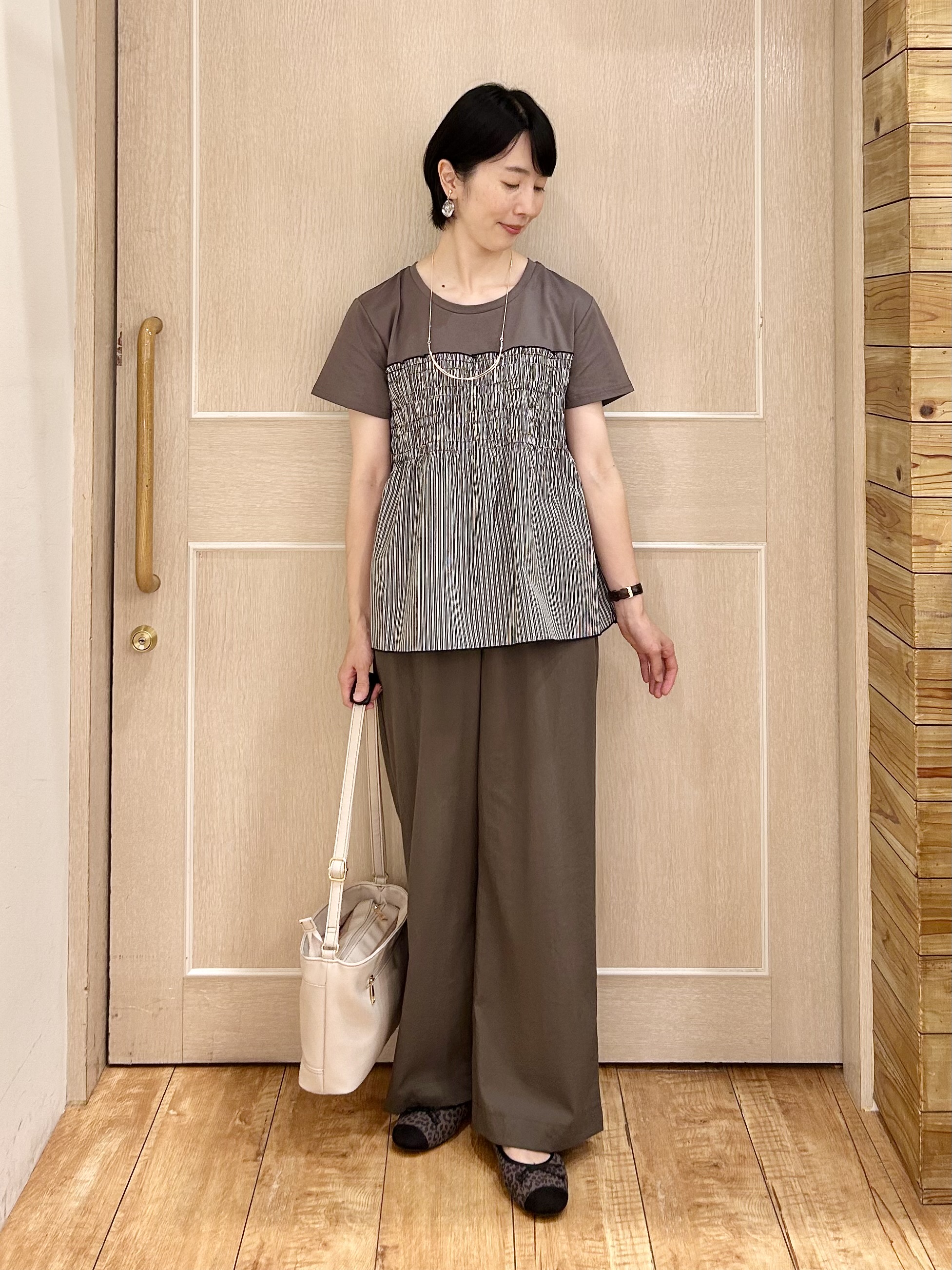 ちぐささんの「SHOO･LA･RUE｜【体型カバー/S-LL/洗濯機可】インせずコーデの主役に ビスチェ風異素材ドッキングTシャツ」を使ったコーディネート
