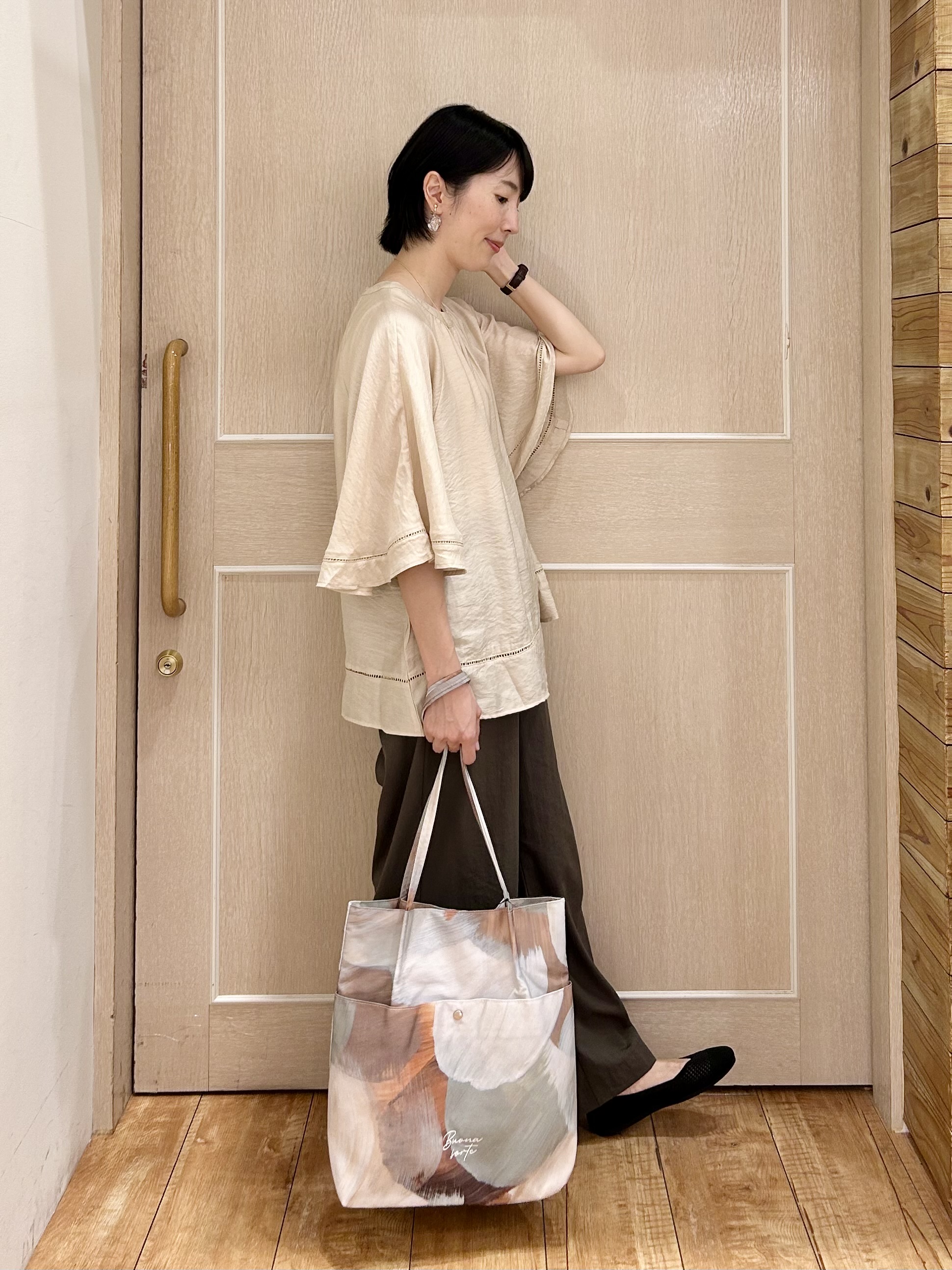 ちぐささんの「SHOO･LA･RUE｜【ひんやり/S-LL/洗濯機可】体型カバー ふんわりスラブポンチョ風ブラウス」を使ったコーディネート