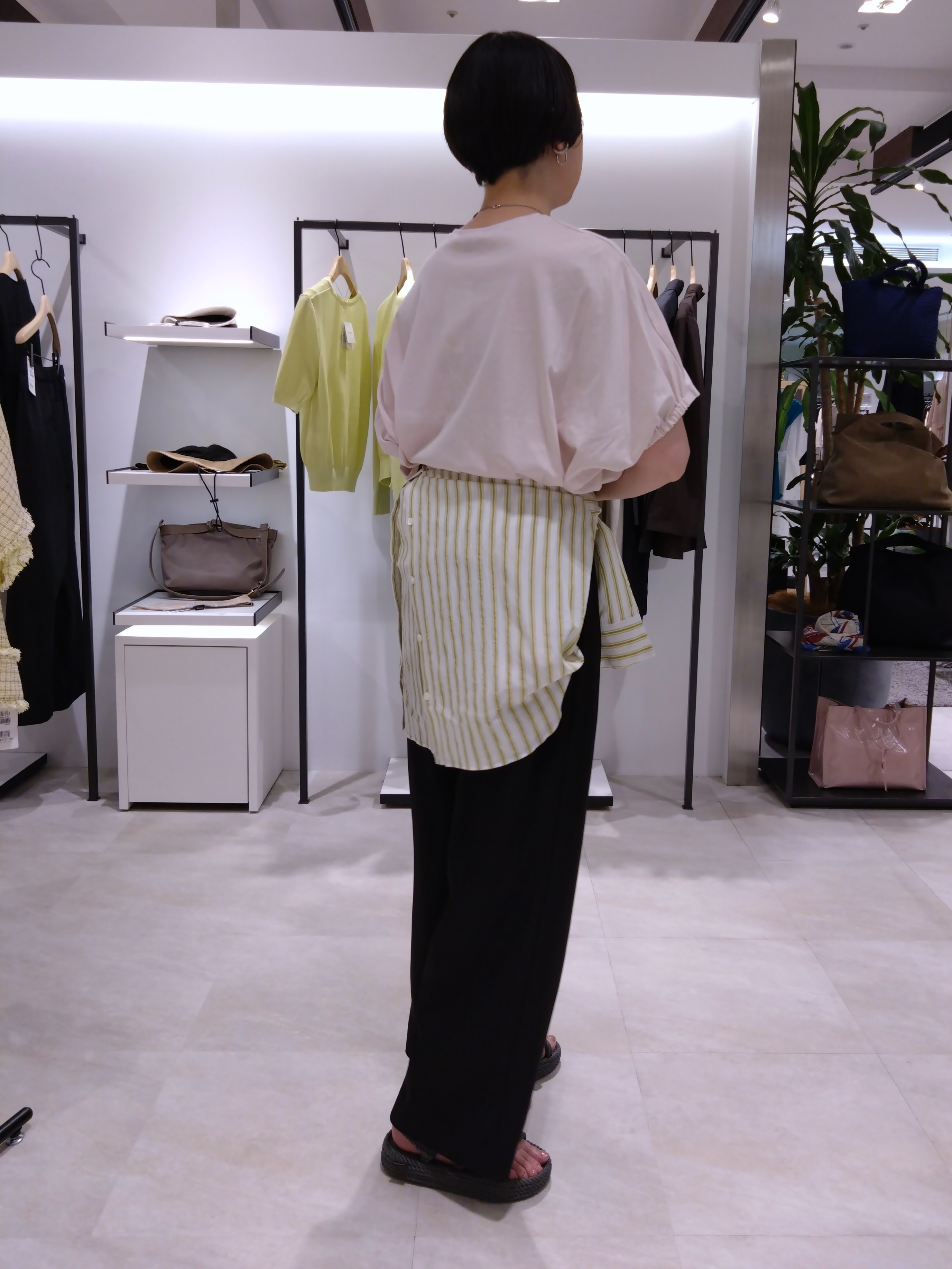 まちこさんの「UNTITLED｜【接触冷感/吸水速乾】サテンワイドパンツ」を使ったコーディネート