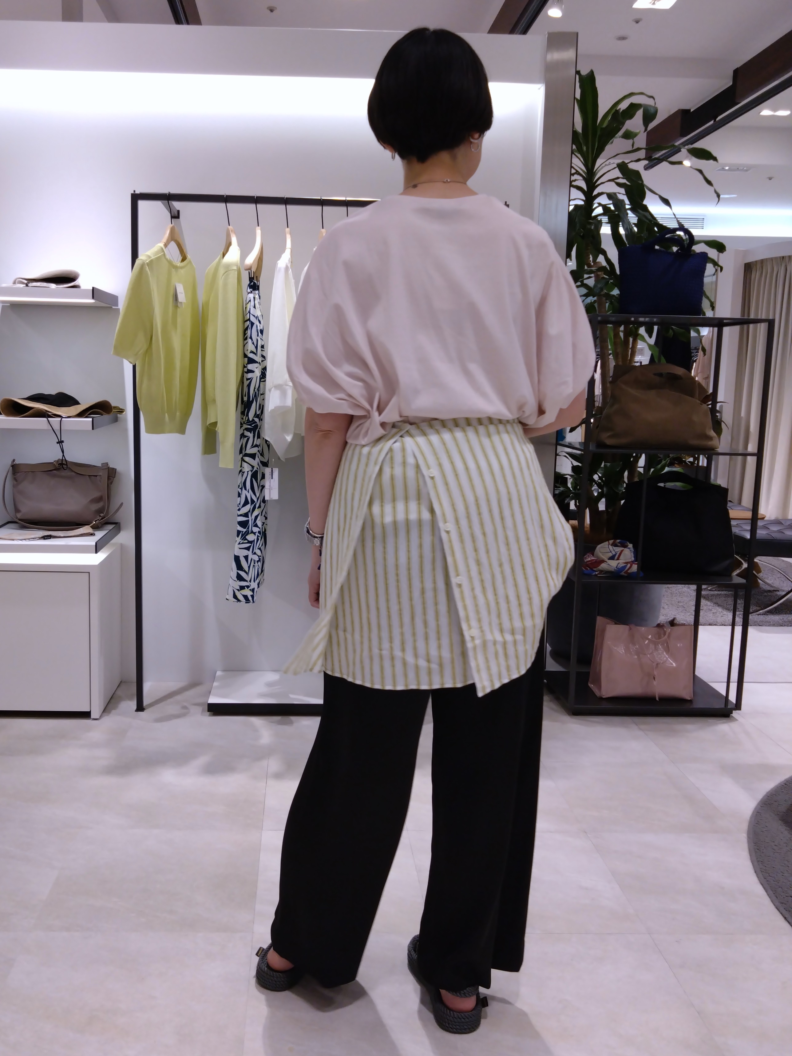 まちこさんの「UNTITLED｜【接触冷感/吸水速乾】サテンワイドパンツ」を使ったコーディネート
