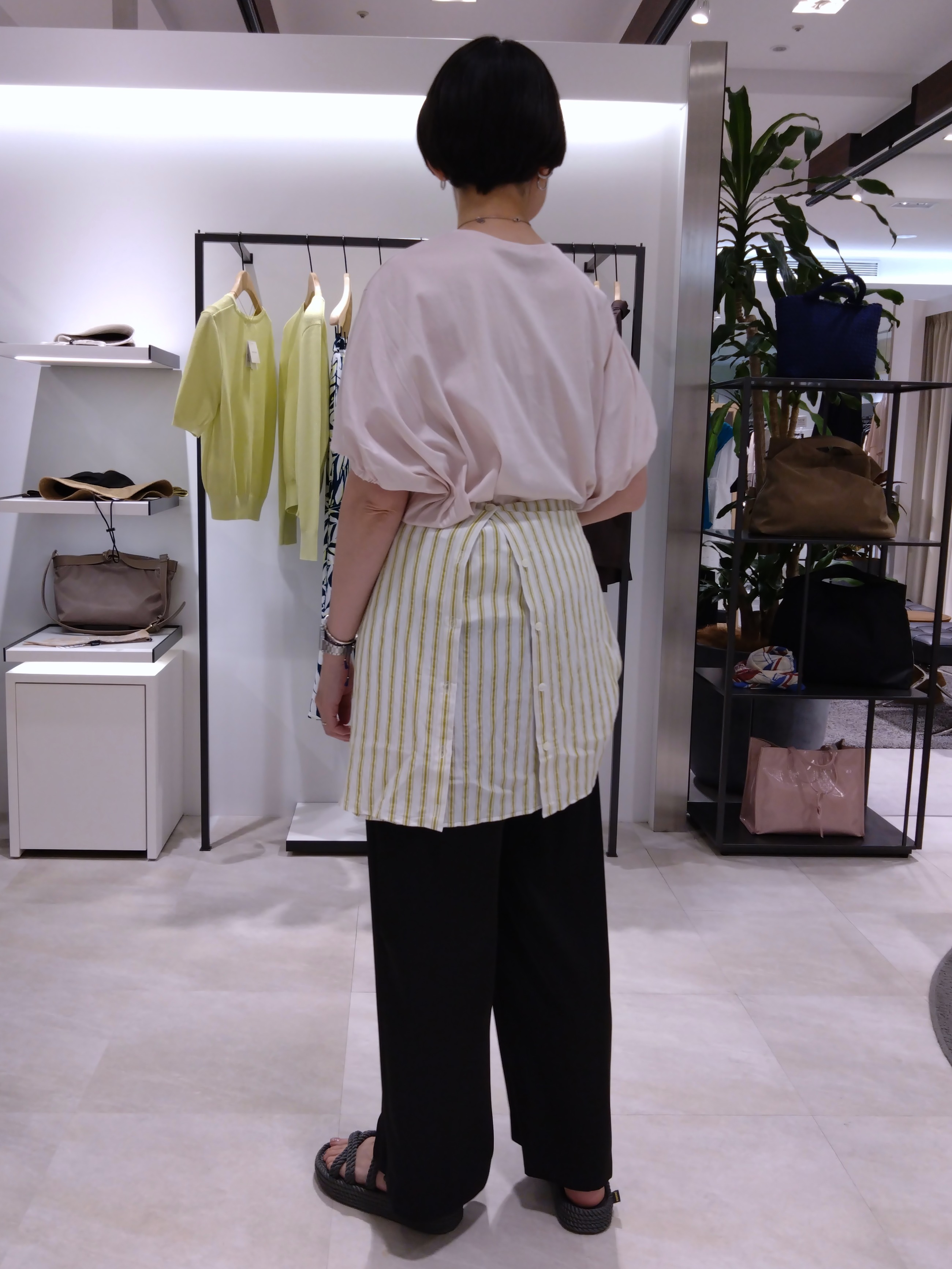 まちこさんの「UNTITLED｜【接触冷感/吸水速乾】サテンワイドパンツ」を使ったコーディネート