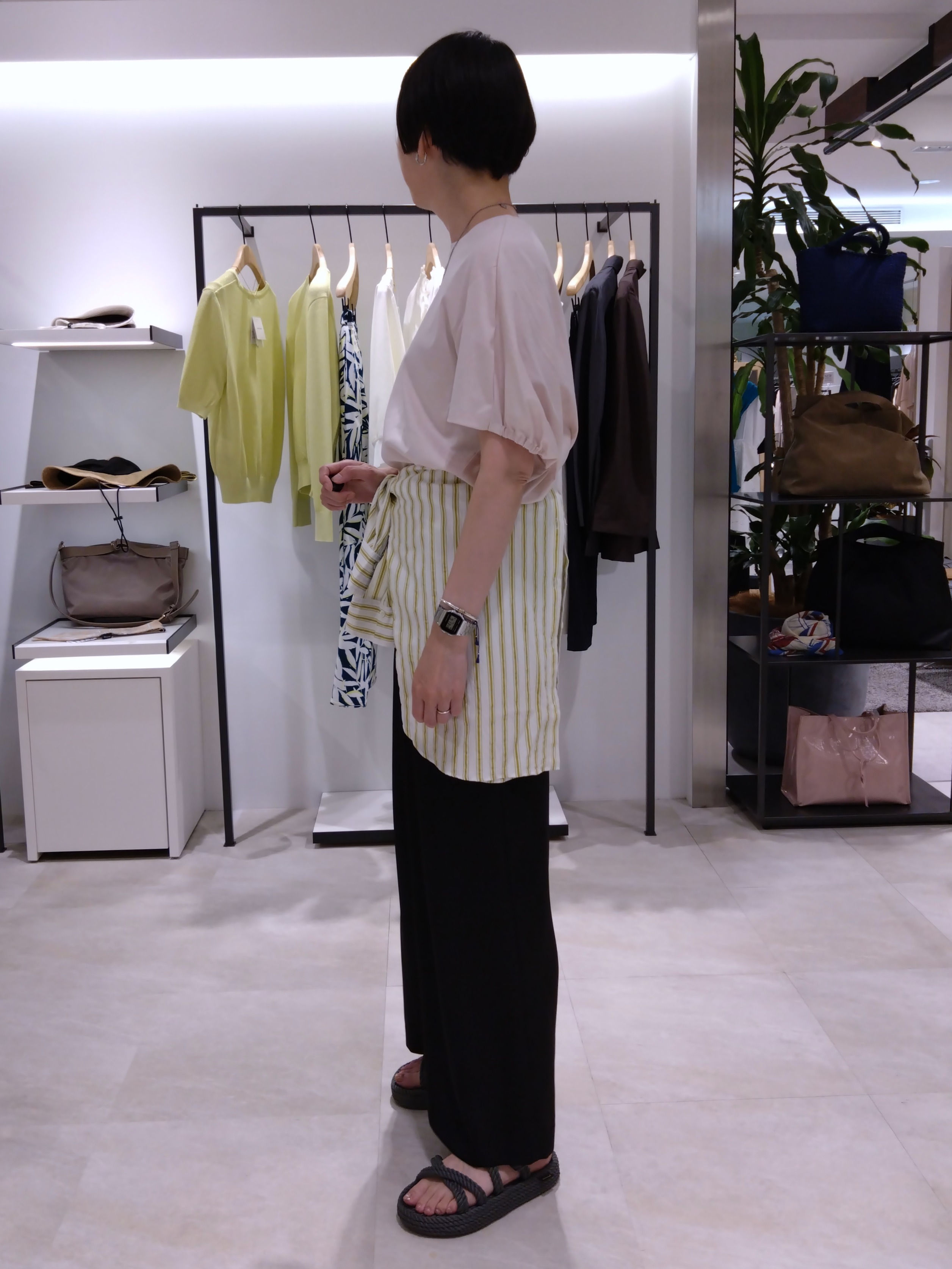 まちこさんの「UNTITLED｜【接触冷感/吸水速乾】サテンワイドパンツ」を使ったコーディネート