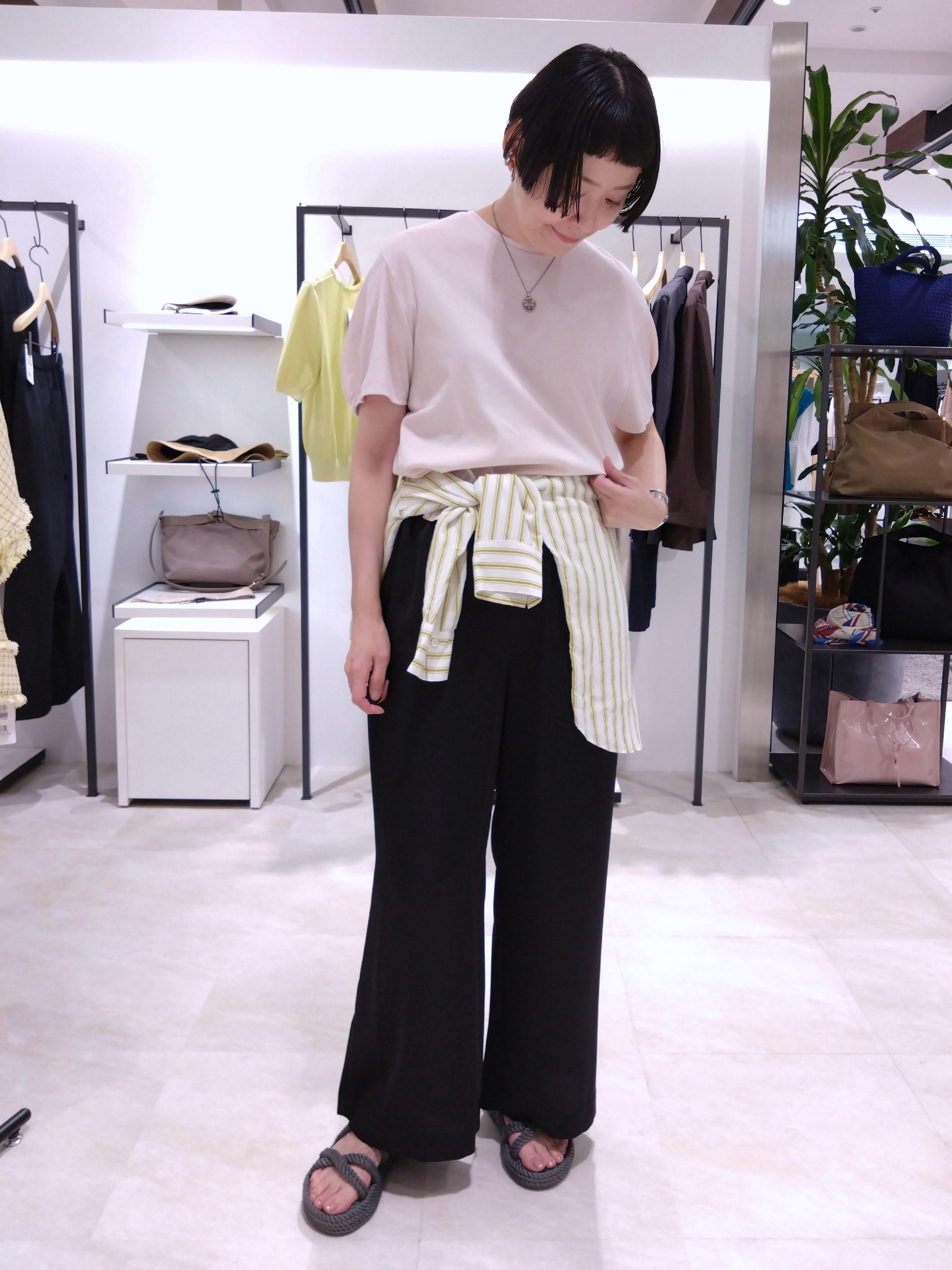 まちこさんの「UNTITLED｜【接触冷感/吸水速乾】サテンワイドパンツ」を使ったコーディネート
