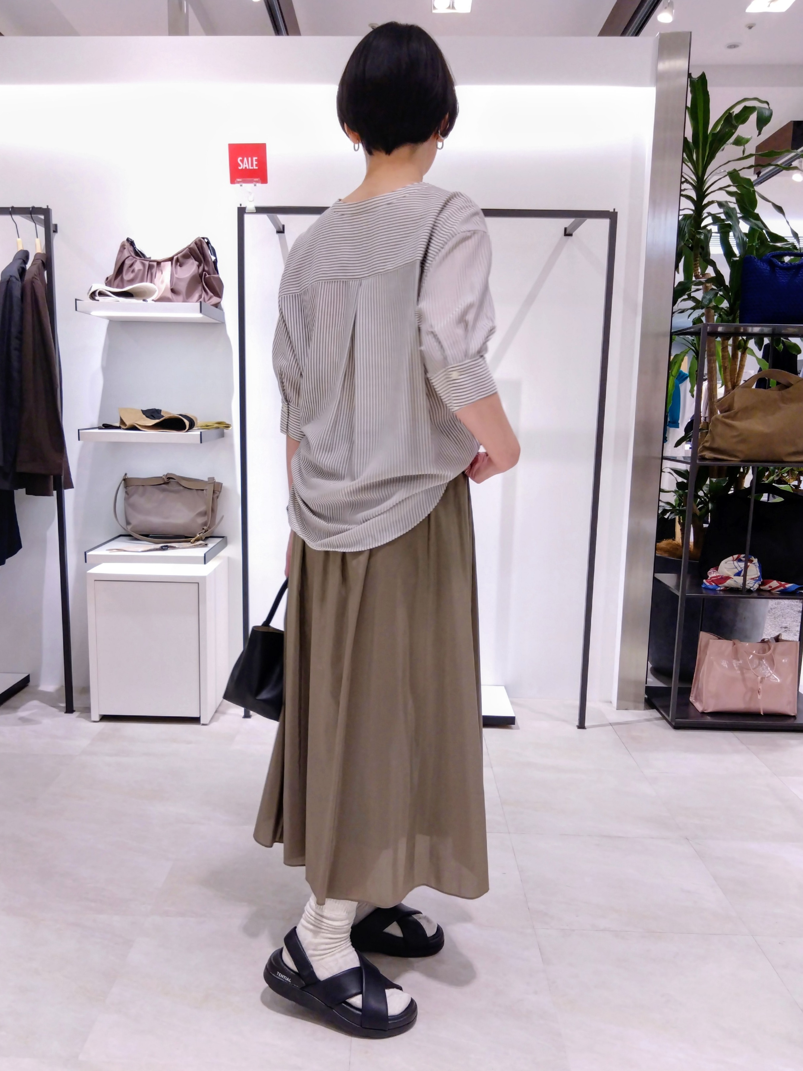 まちこさんの「UNTITLED｜【セットアップ可/後ろウエストゴム/光沢感】ローンフレアスカート」を使ったコーディネート