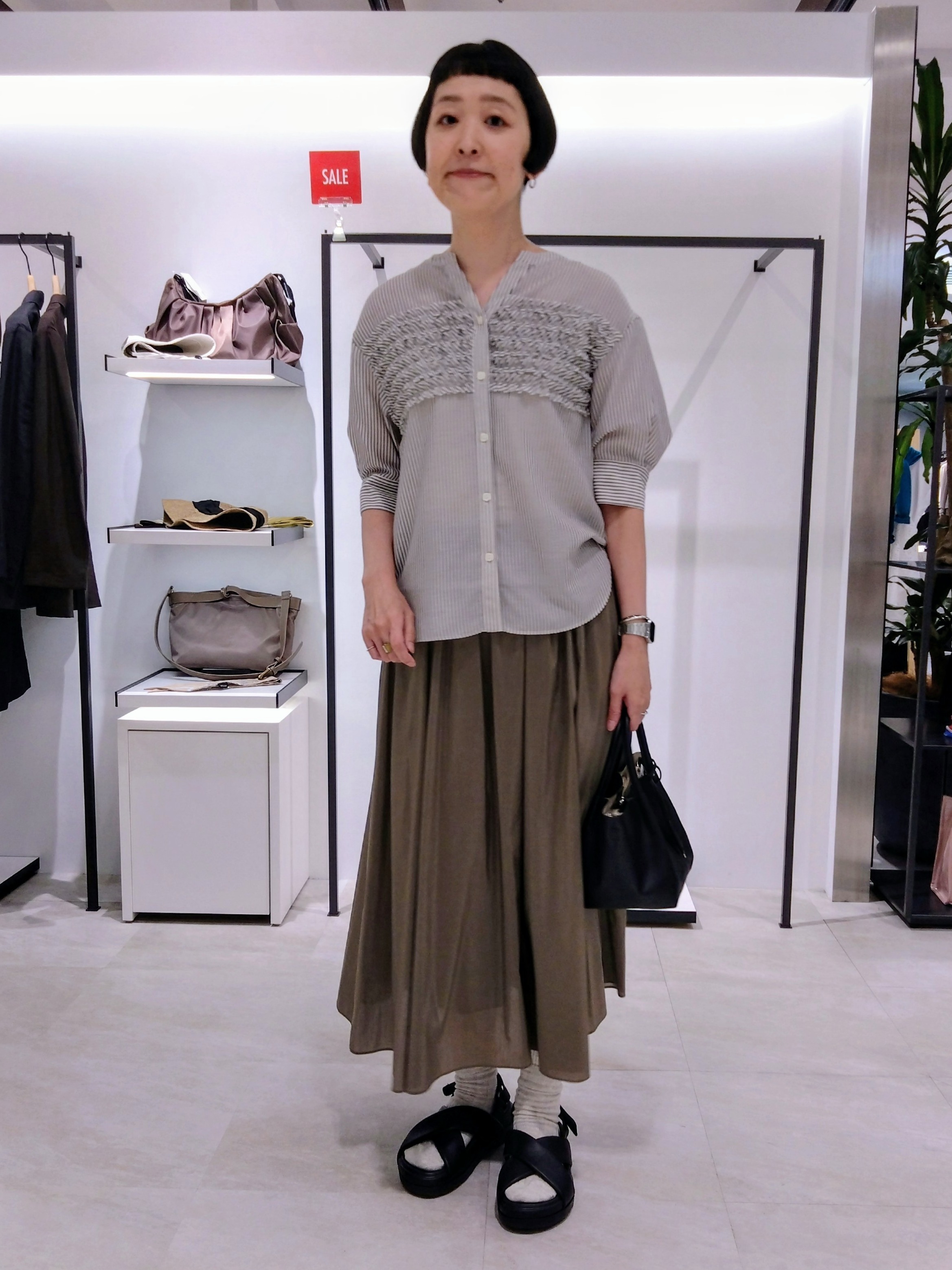 まちこさんの「UNTITLED｜【セットアップ可/後ろウエストゴム/光沢感】ローンフレアスカート」を使ったコーディネート