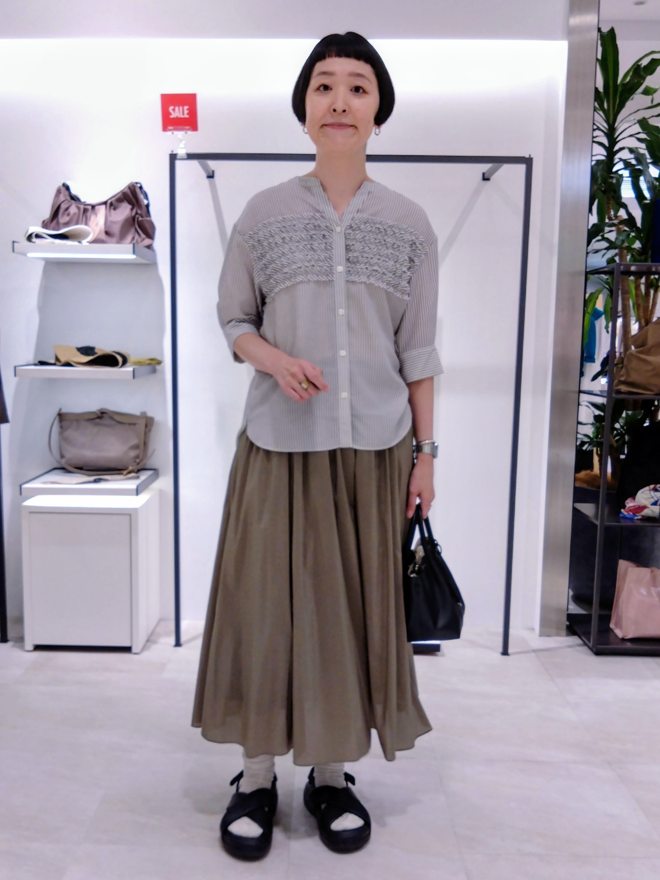 まちこさんの「UNTITLED｜【セットアップ可/後ろウエストゴム/光沢感】ローンフレアスカート」を使ったコーディネート