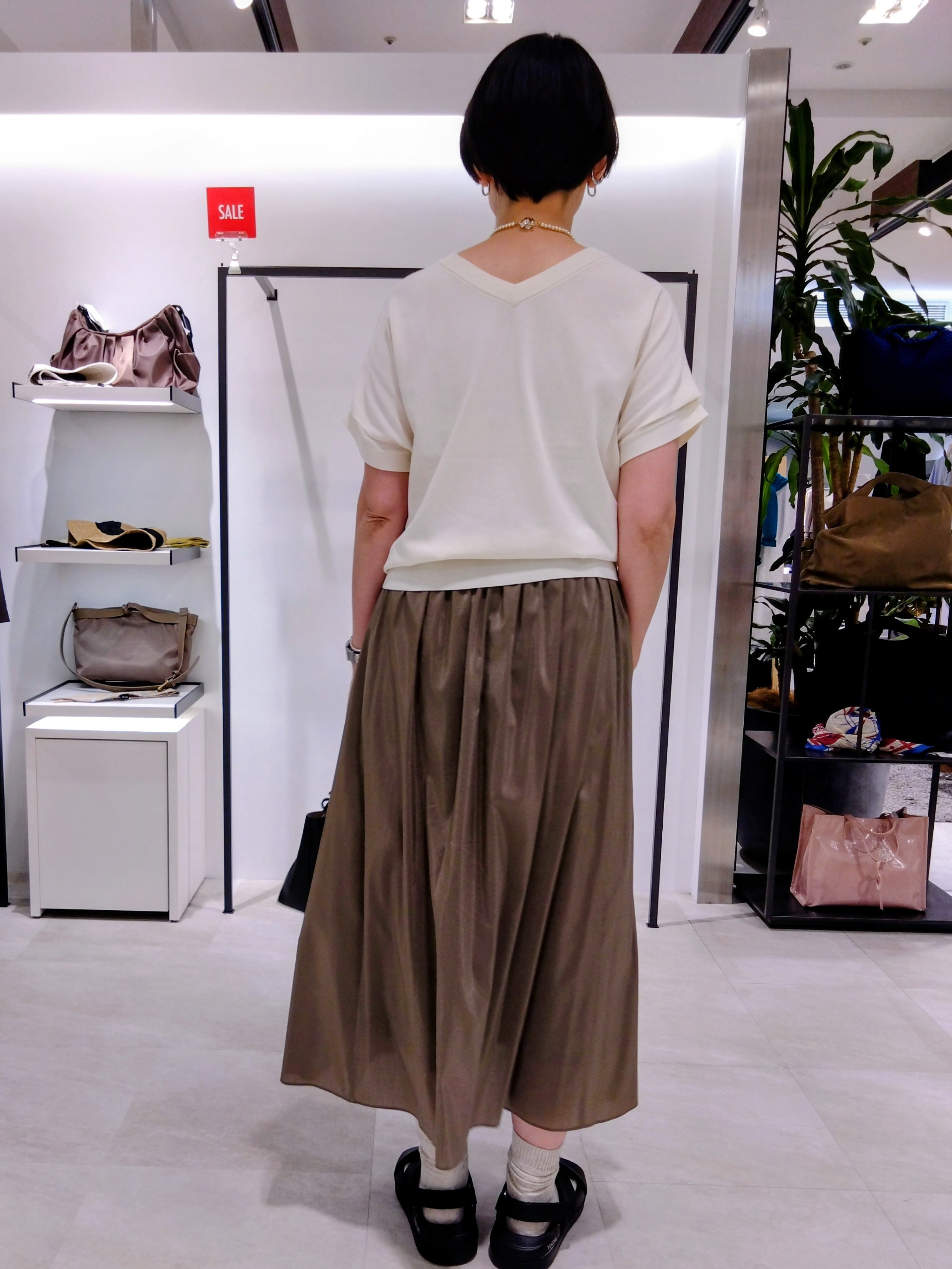 まちこさんの「UNTITLED｜【きれいに体型カバー/前後2WAY】ドライタッチコットンプルオーバー」を使ったコーディネート