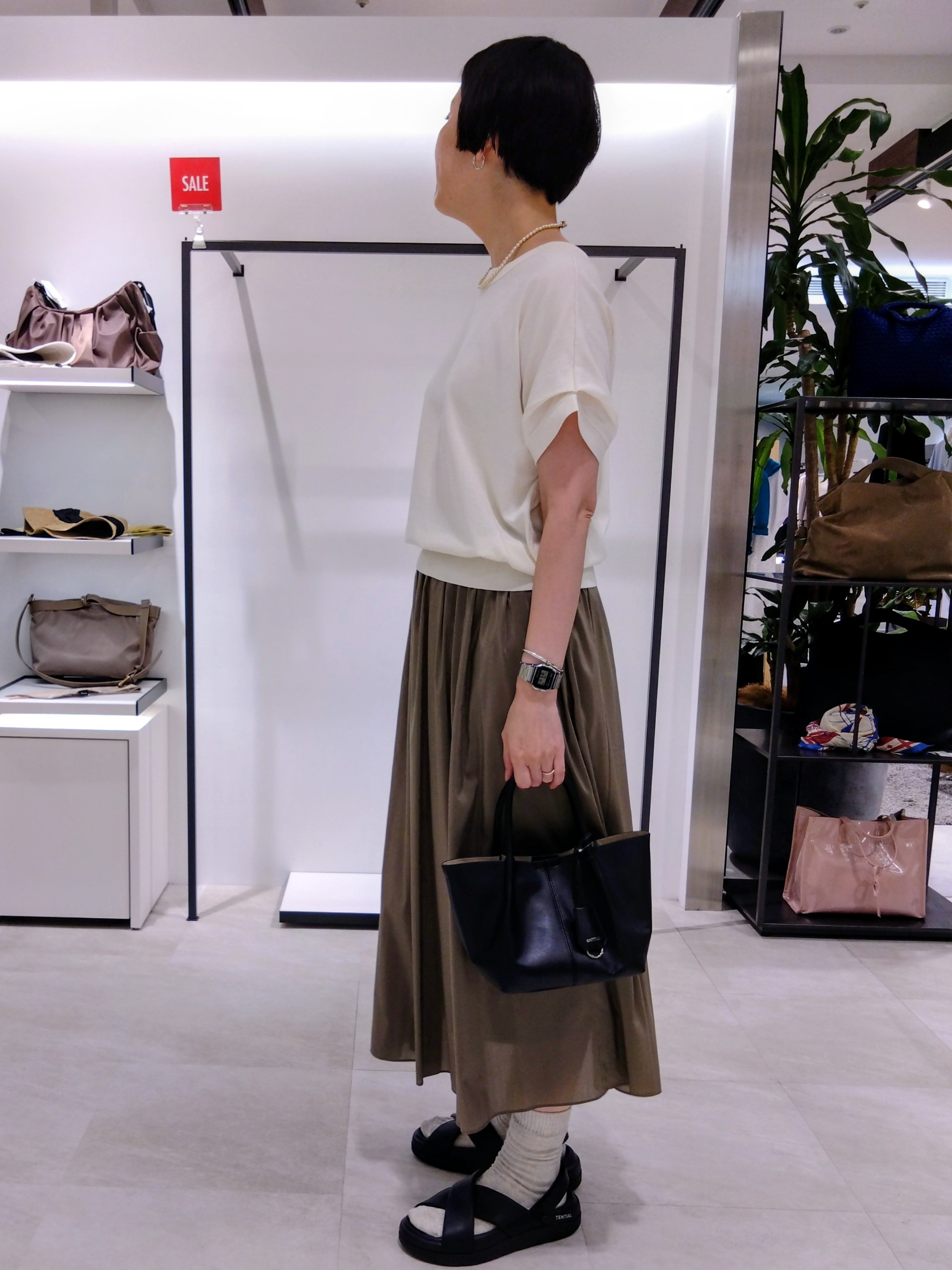 まちこさんの「UNTITLED｜【きれいに体型カバー/前後2WAY】ドライタッチコットンプルオーバー」を使ったコーディネート