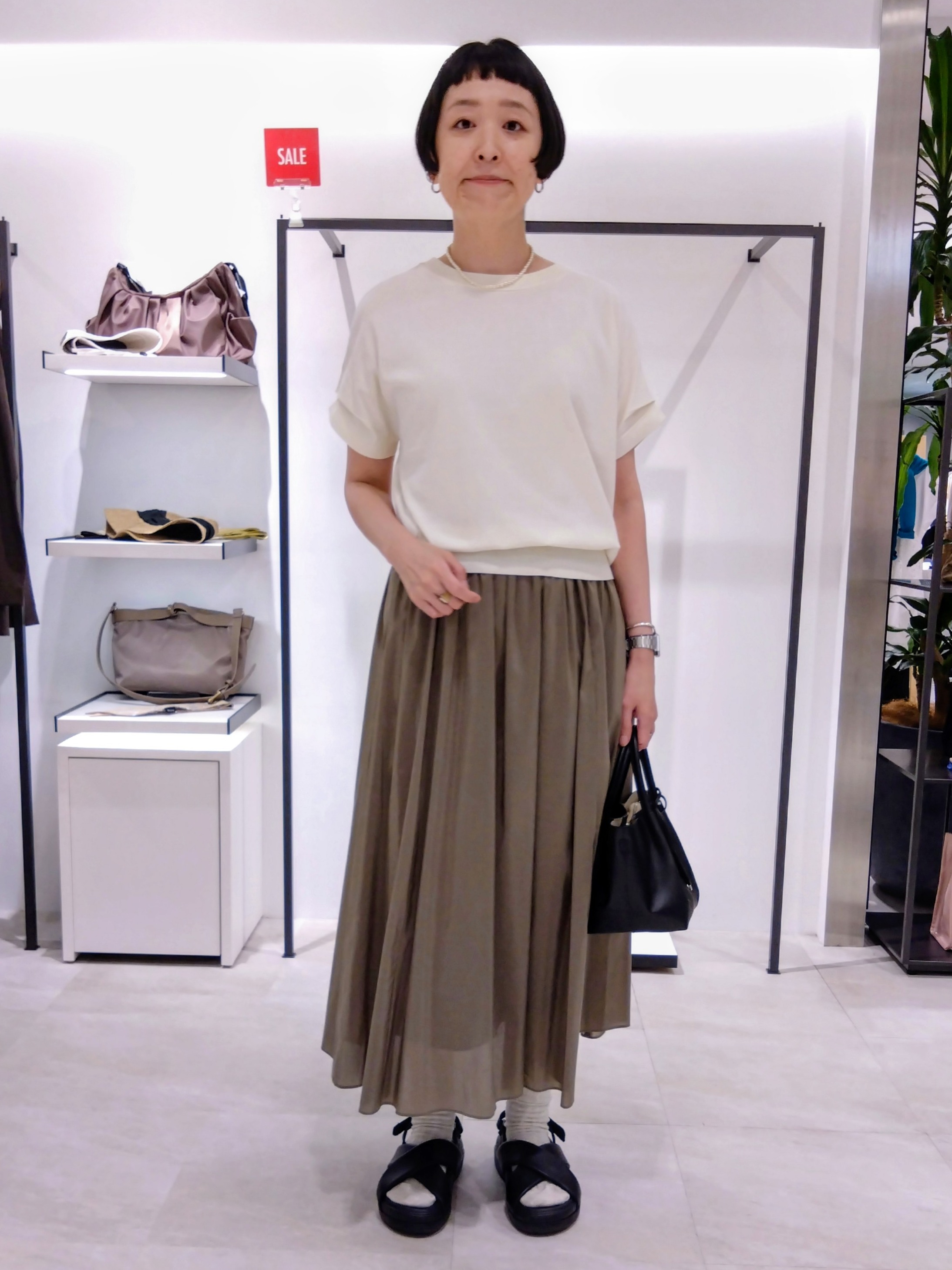 まちこさんの「UNTITLED｜【きれいに体型カバー/前後2WAY】ドライタッチコットンプルオーバー」を使ったコーディネート