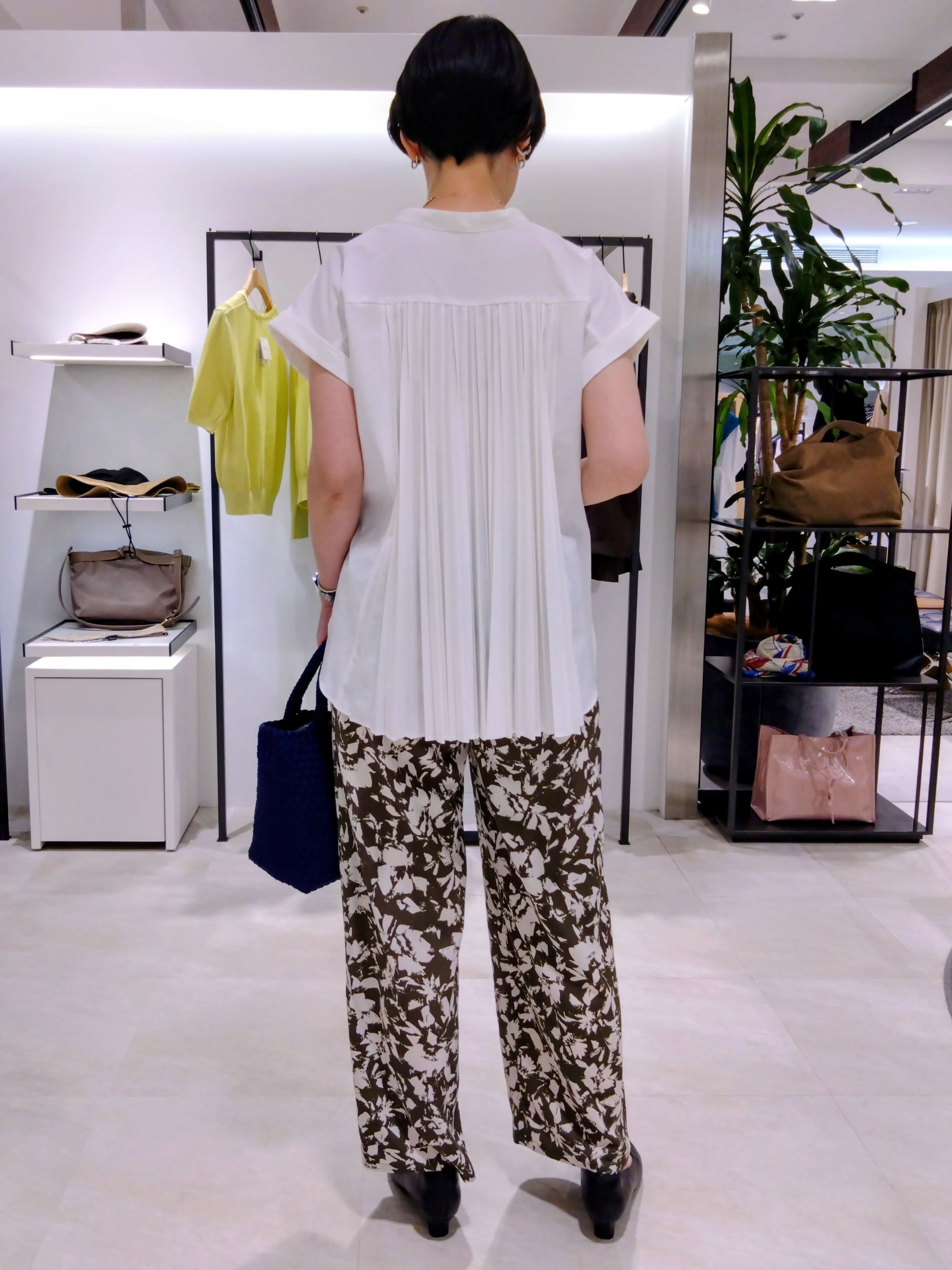 まちこさんの「UNTITLED｜【吸水速乾/接触冷感】バックプリーツデザインブラウス」を使ったコーディネート