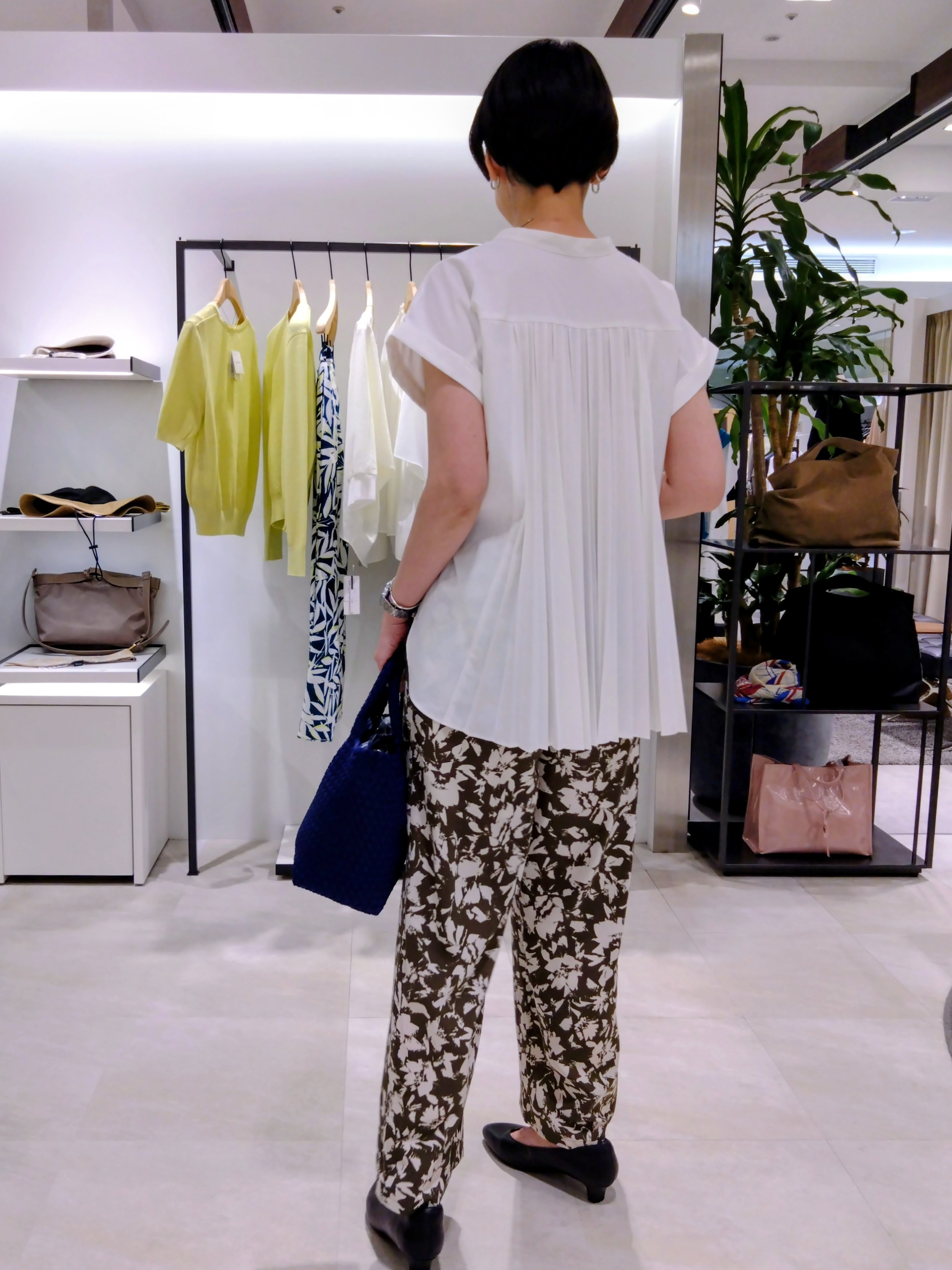 まちこさんの「UNTITLED｜【吸水速乾/接触冷感】バックプリーツデザインブラウス」を使ったコーディネート