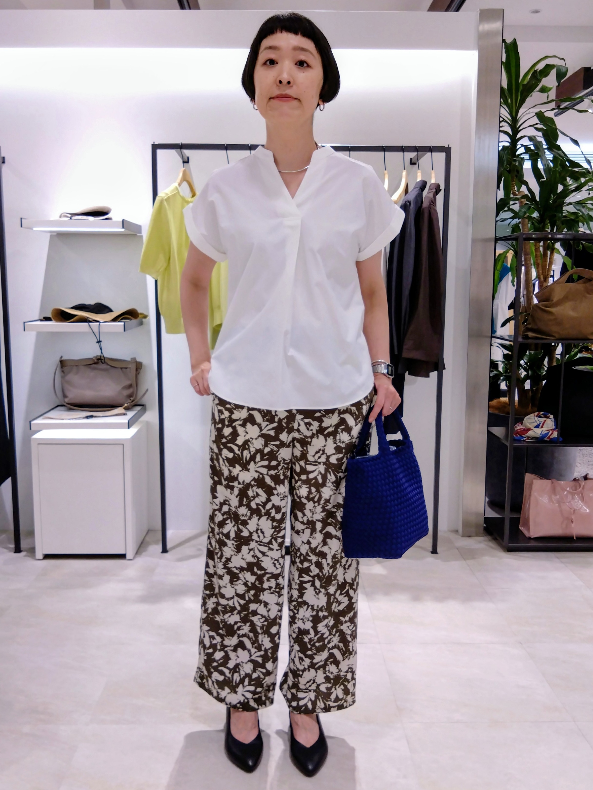 まちこさんの「UNTITLED｜【吸水速乾/接触冷感】バックプリーツデザインブラウス」を使ったコーディネート
