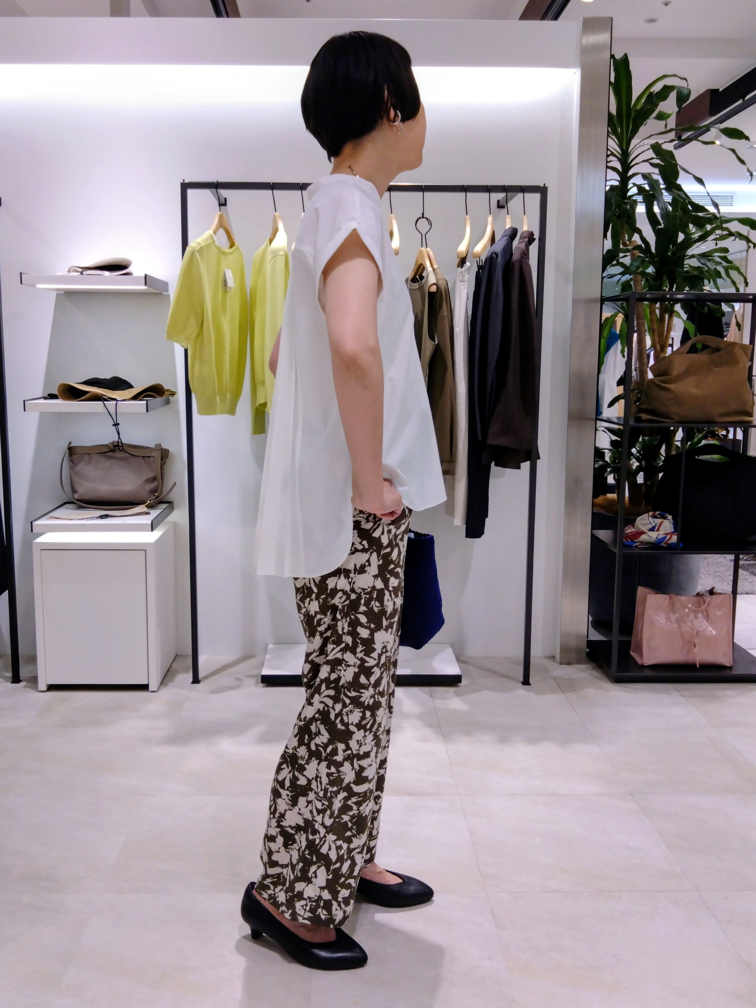 まちこさんの「UNTITLED｜【吸水速乾/接触冷感】バックプリーツデザインブラウス」を使ったコーディネート