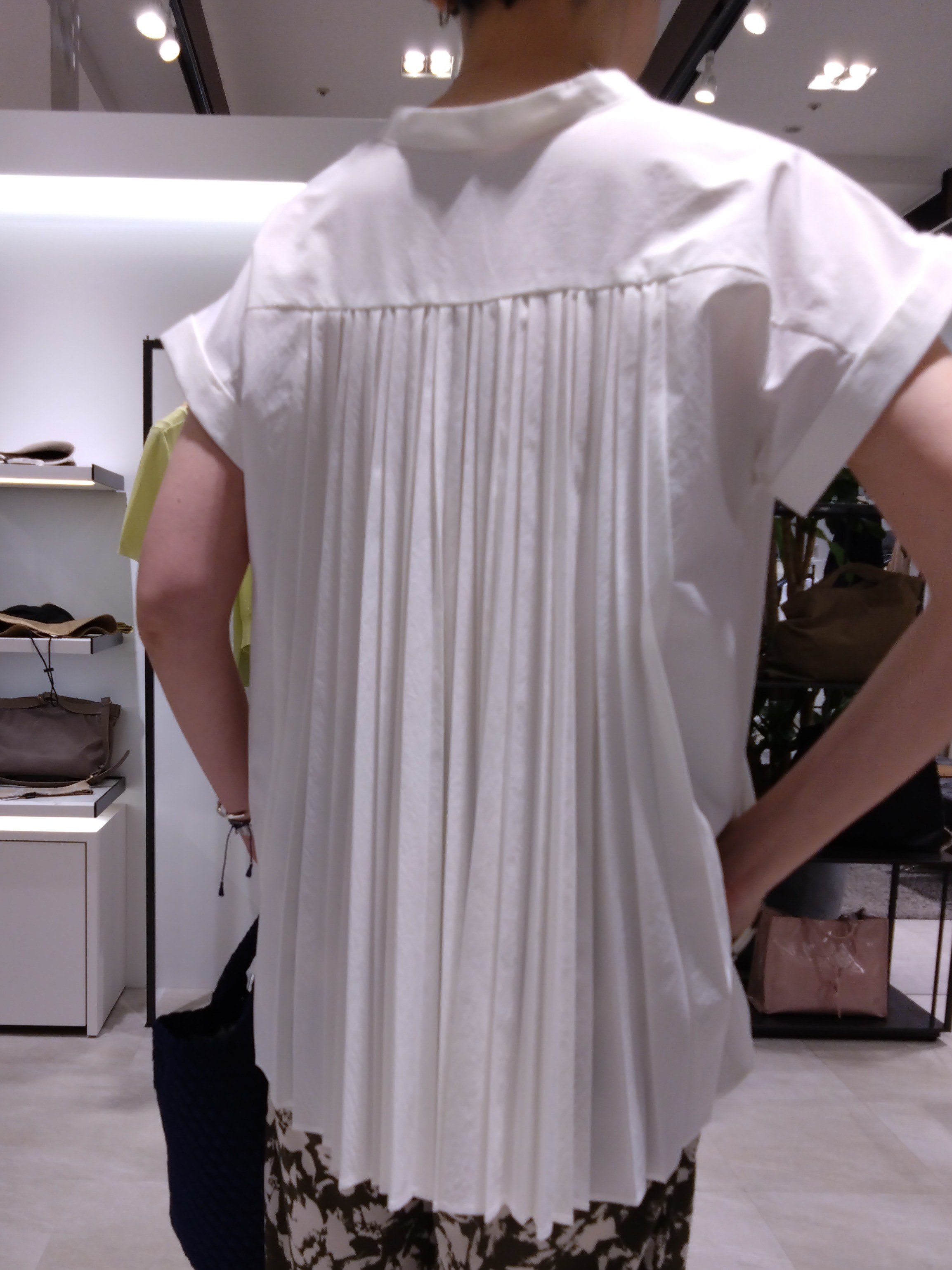 まちこさんの「UNTITLED｜【吸水速乾/接触冷感】バックプリーツデザインブラウス」を使ったコーディネート