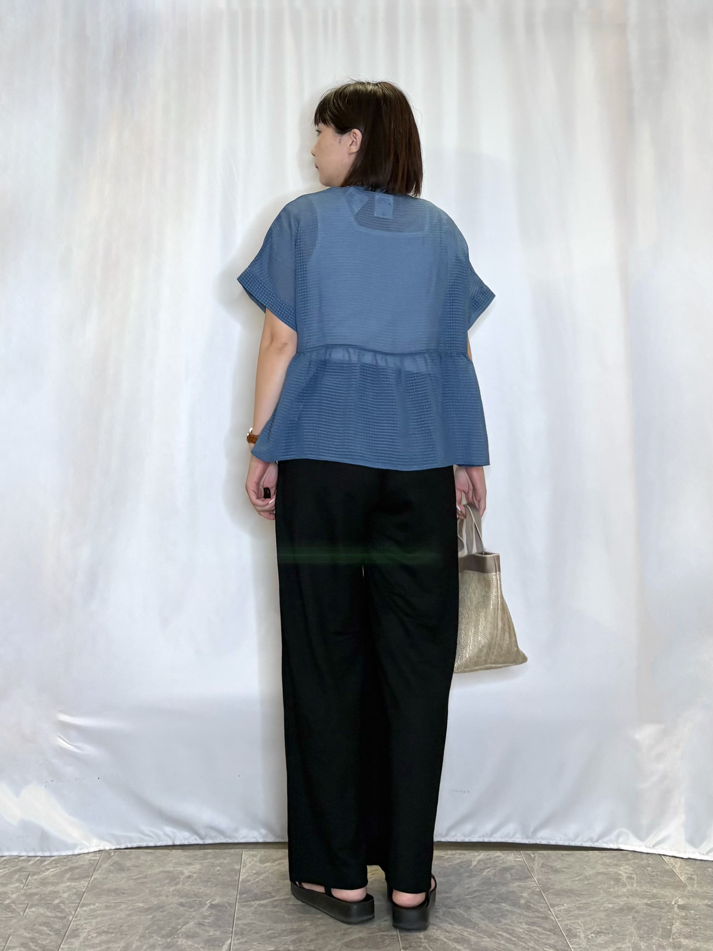 ネリさんの「SHOO･LA･RUE｜【体型カバー/洗濯機可】二の腕とお腹周りが隠せる シアーペプラムブラウス」を使ったコーディネート