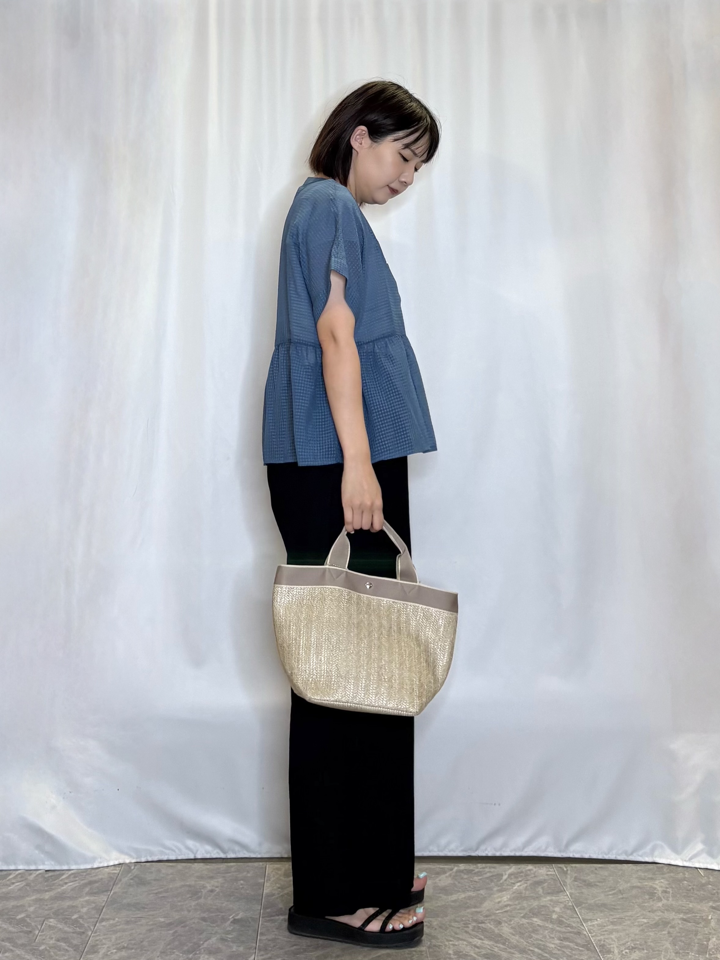 ネリさんの「SHOO･LA･RUE｜【体型カバー/洗濯機可】二の腕とお腹周りが隠せる シアーペプラムブラウス」を使ったコーディネート