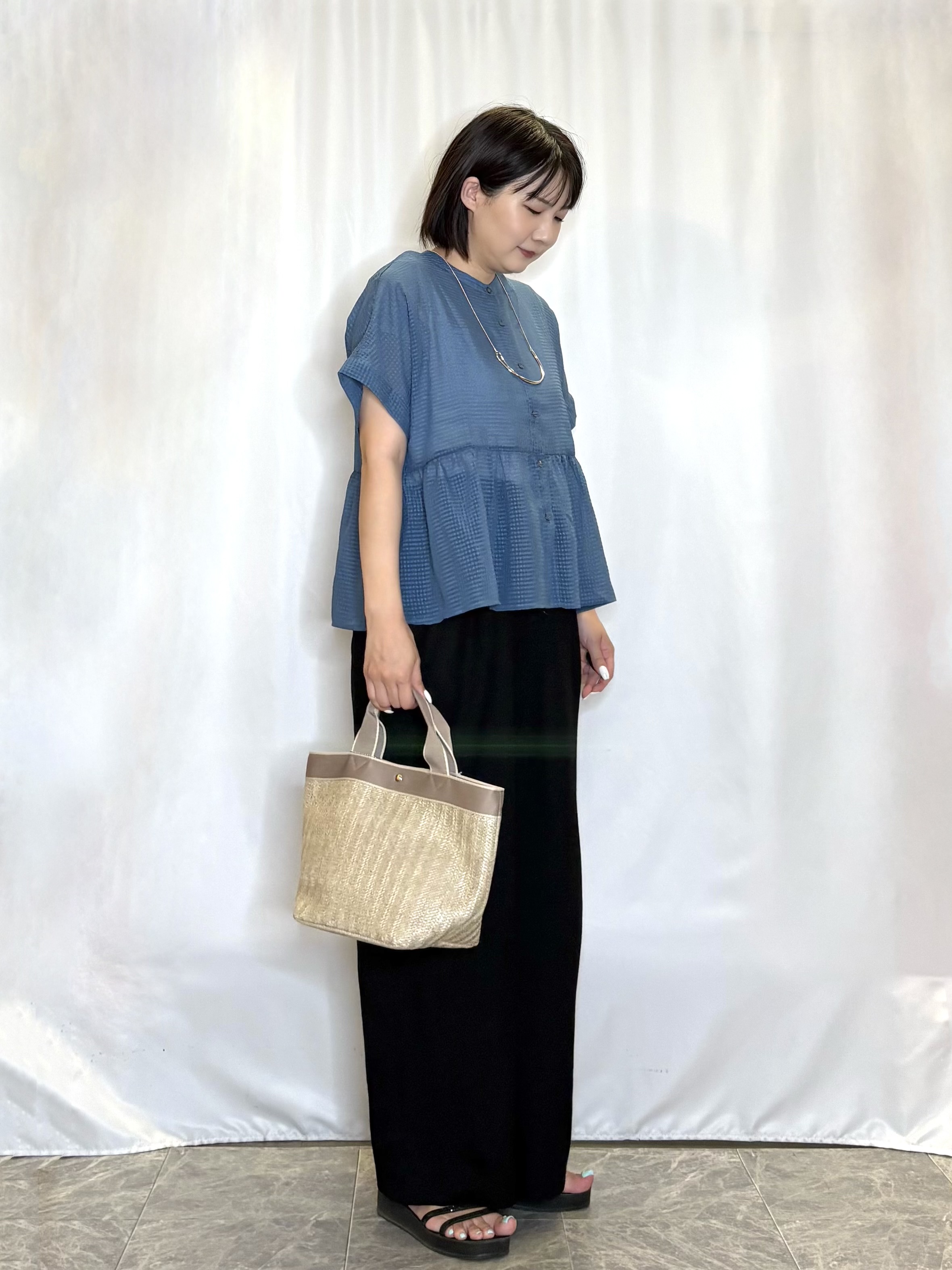 ネリさんの「SHOO･LA･RUE｜【体型カバー/洗濯機可】二の腕とお腹周りが隠せる シアーペプラムブラウス」を使ったコーディネート