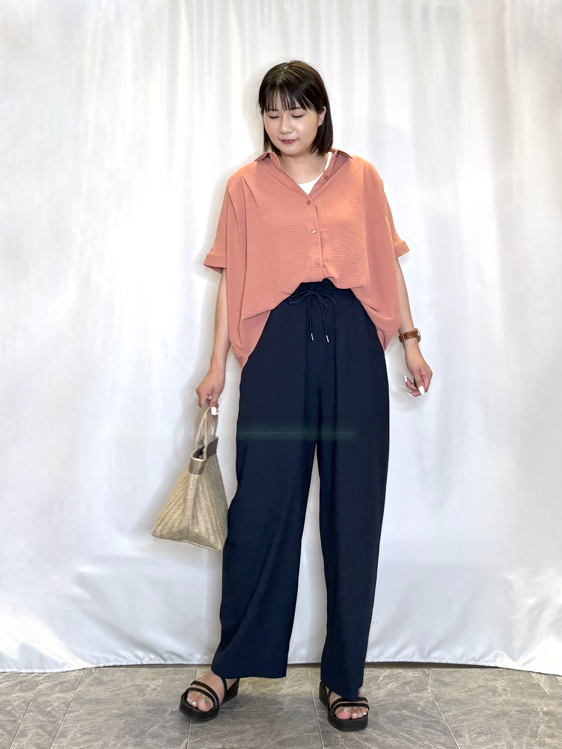 ネリさんの「SHOO･LA･RUE｜【ひんやり/洗濯後しわになりにくい/S-LL】着るだけでこなれ見え 二の腕も隠せるデザイン半袖シャツ」を使ったコーディネート