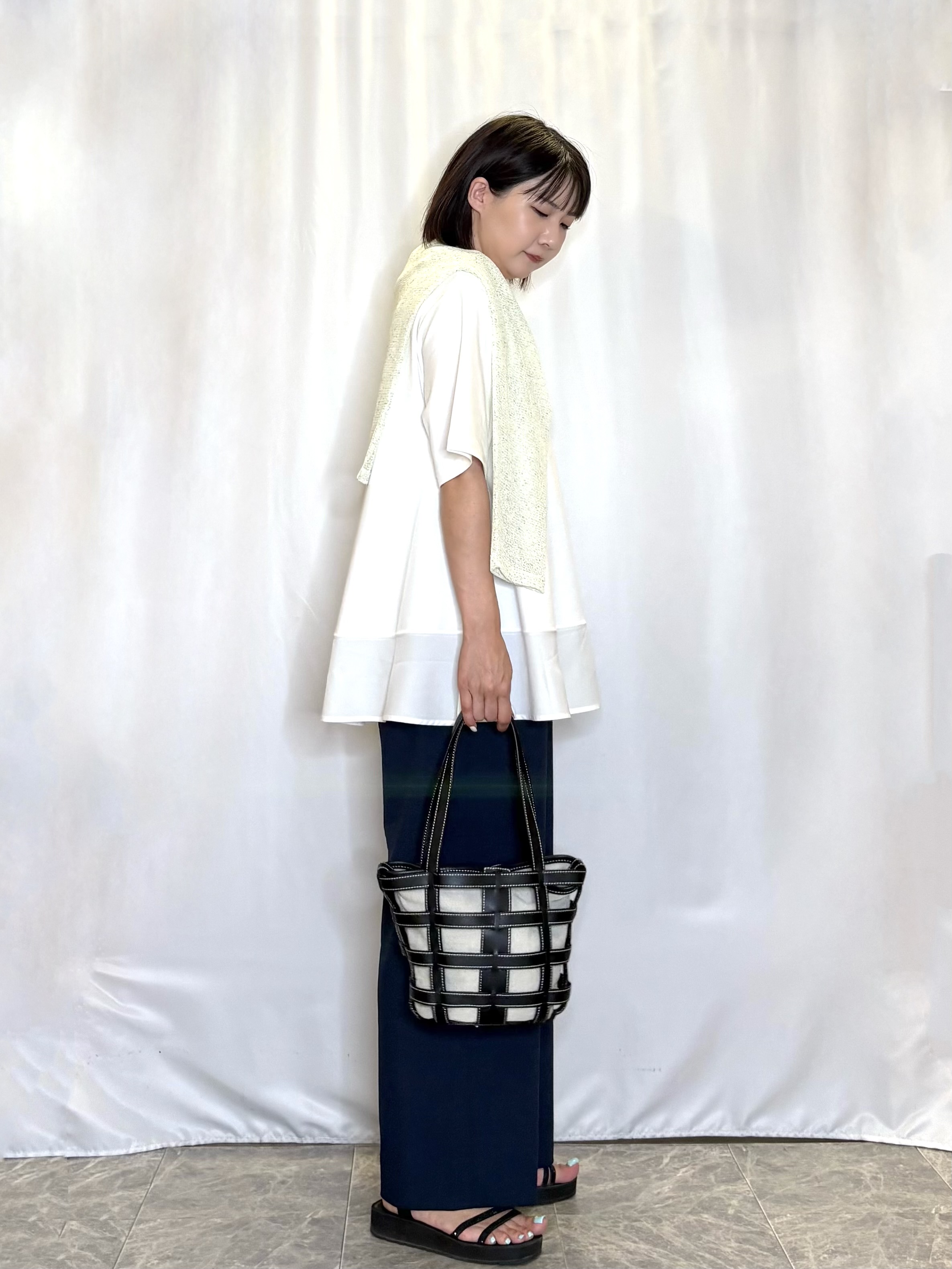ネリさんの「SHOO･LA･RUE｜【新色追加/ひんやり/UV/抗菌防臭】体型カバーも叶う 裾切り替えAライントップス」を使ったコーディネート