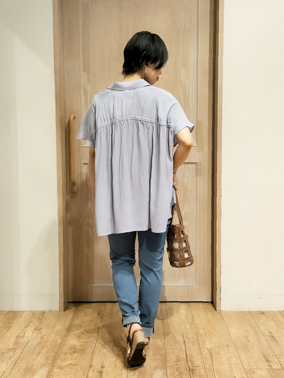 YUKIさんの「SHOO･LA･RUE｜【ひんやり/UV】ほんのりシアーで上品な バックギャザーブラウス」を使ったコーディネート