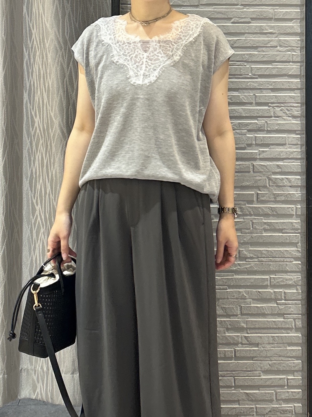ga_riさんの「THE SHOP TK｜ほんのりきらめく レース切り替え スパークシアーニット」を使ったコーディネート