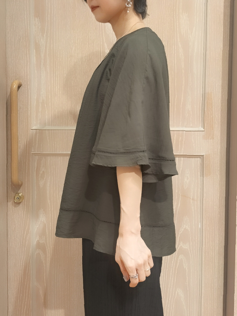 YUKIさんの「SHOO･LA･RUE｜【ひんやり/S-LL/洗濯機可】体型カバー ふんわりスラブポンチョ風ブラウス」を使ったコーディネート