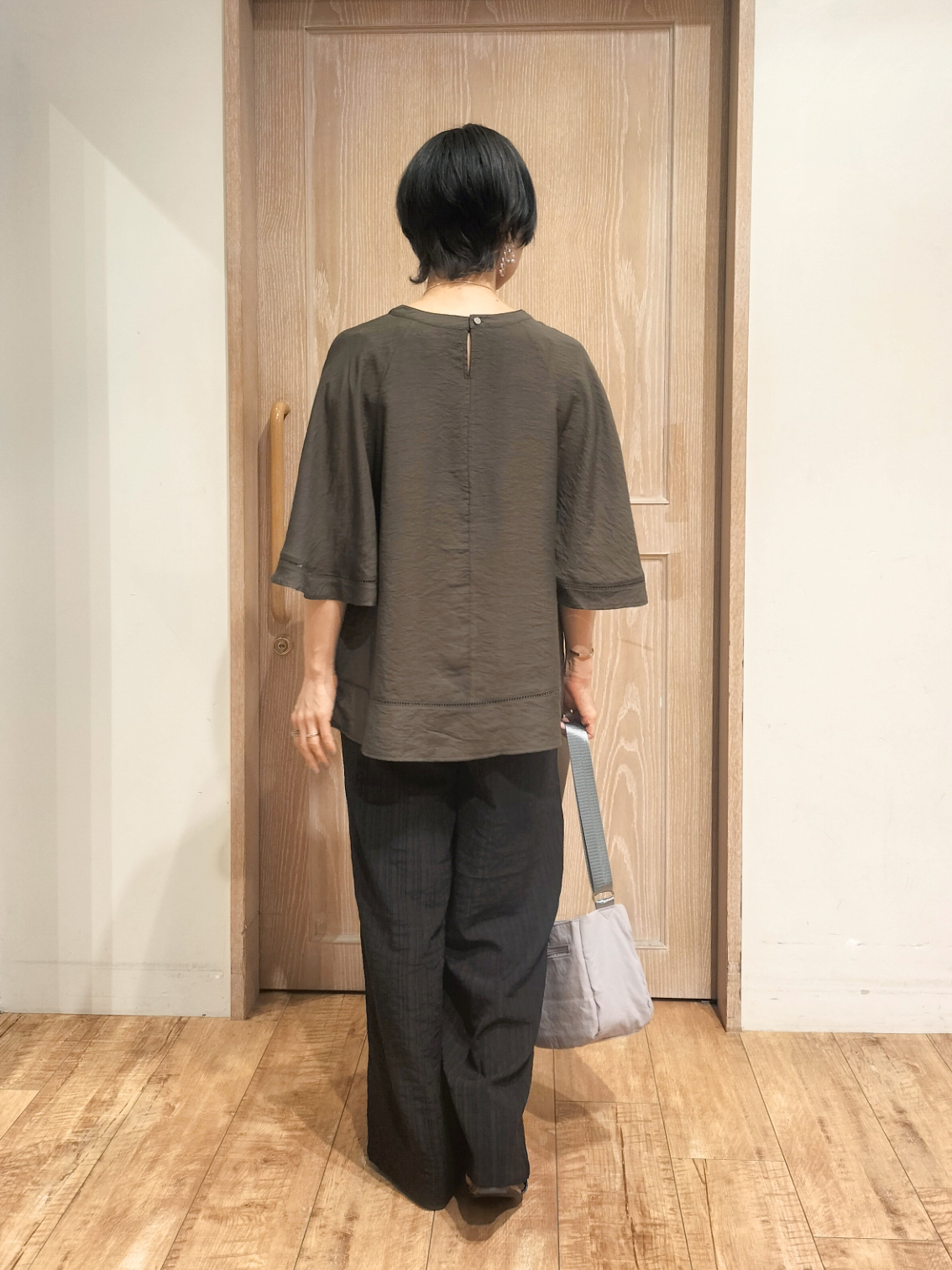 YUKIさんの「SHOO･LA･RUE｜【ひんやり/S-LL/洗濯機可】体型カバー ふんわりスラブポンチョ風ブラウス」を使ったコーディネート