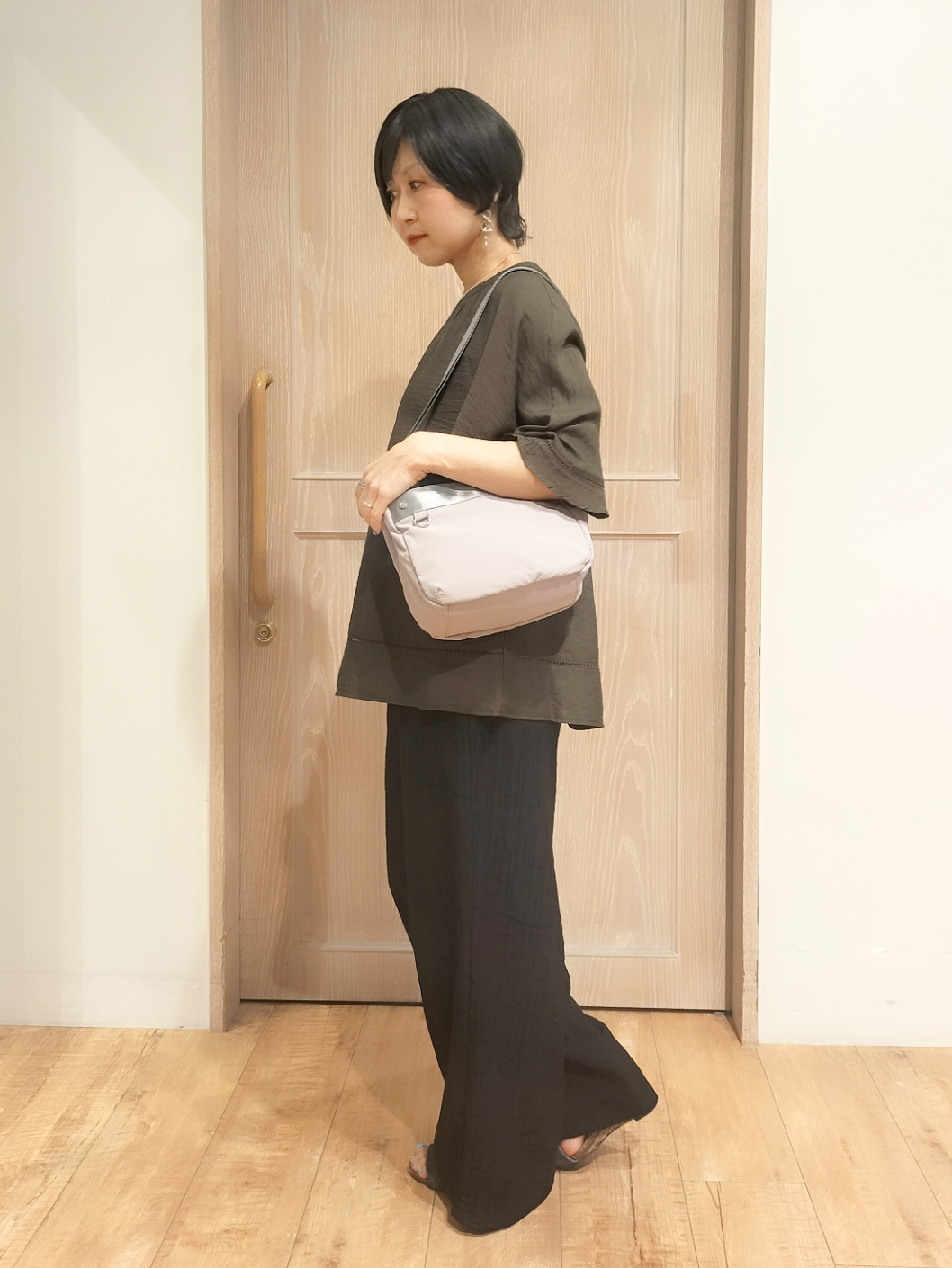 YUKIさんの「SHOO･LA･RUE｜【ひんやり/S-LL/洗濯機可】体型カバー ふんわりスラブポンチョ風ブラウス」を使ったコーディネート