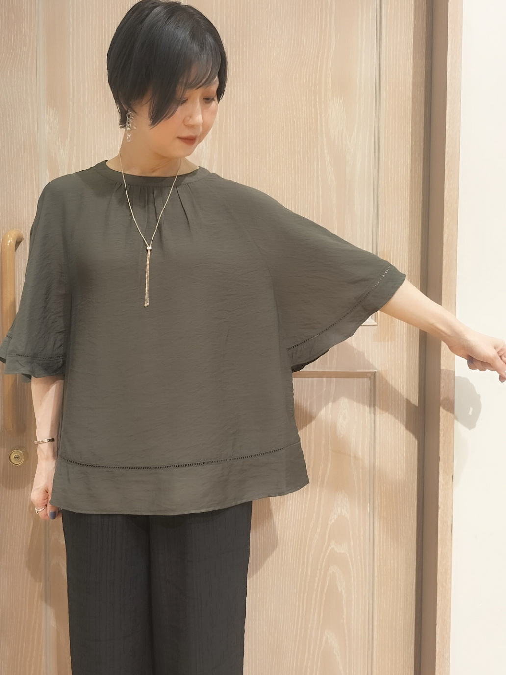 YUKIさんの「SHOO･LA･RUE｜【ひんやり/S-LL/洗濯機可】体型カバー ふんわりスラブポンチョ風ブラウス」を使ったコーディネート