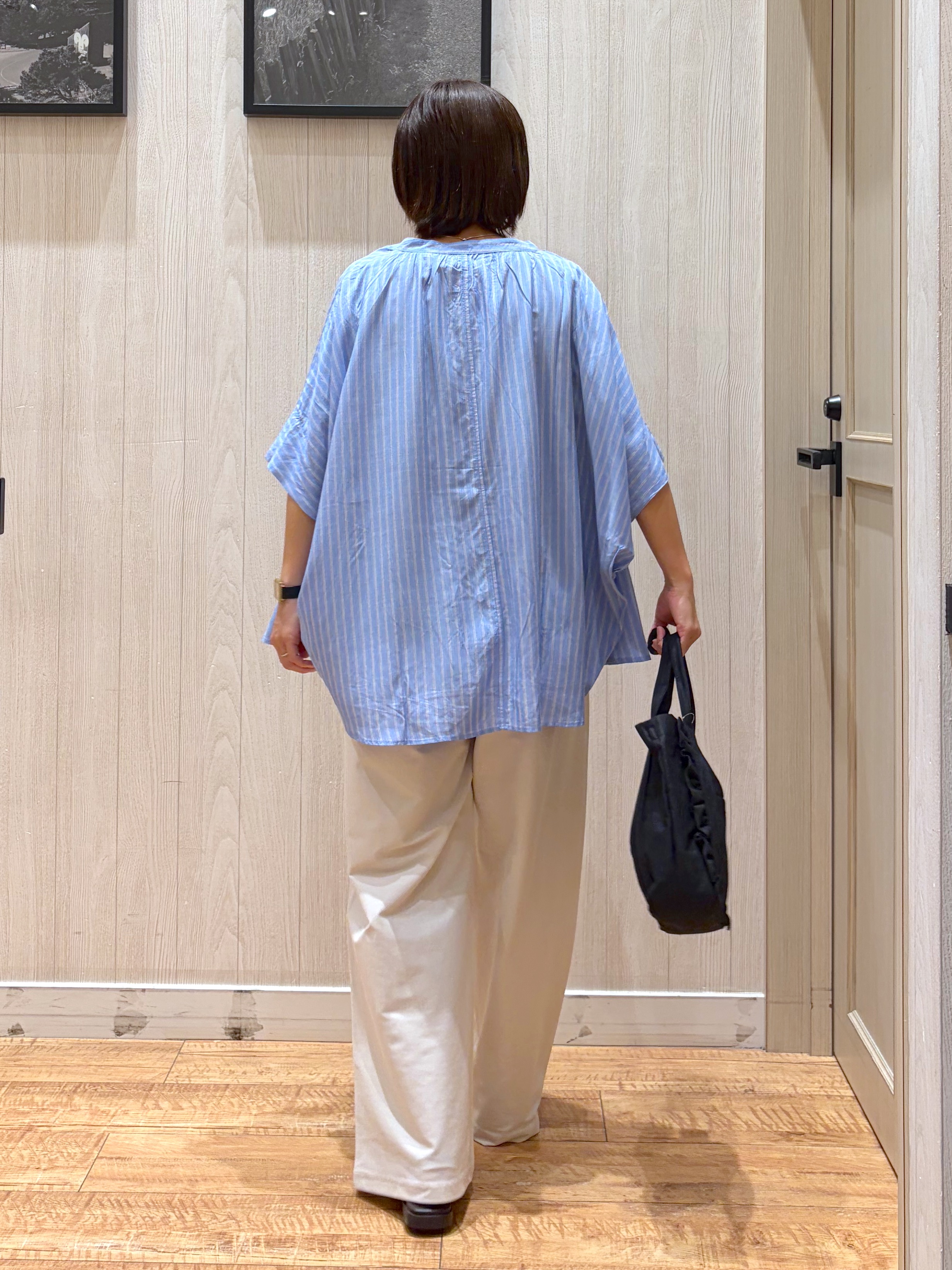 shirayuuuさんの「SHOO･LA･RUE｜【ひんやり/洗濯機可/体型カバー】二の腕隠れる ゆるっと襟ギャザーレーヨンブラウス」を使ったコーディネート