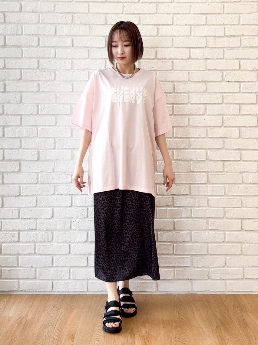 𝐜𝐡𝐢𝐤𝐚さんの「SHOO･LA･RUE｜【ひんやり】ゆるっと体型カバー BIGアソートTシャツ」を使ったコーディネート