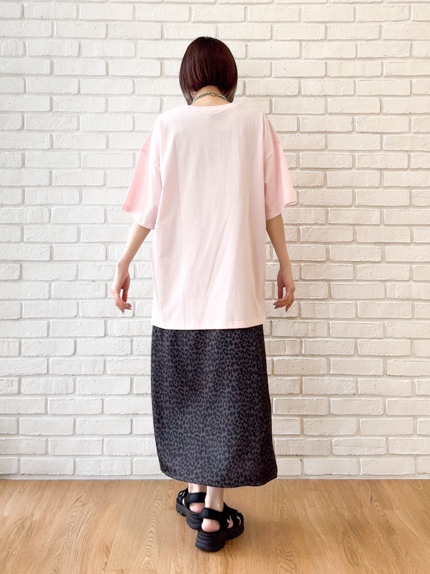 𝐜𝐡𝐢𝐤𝐚さんの「SHOO･LA･RUE｜【ひんやり】ゆるっと体型カバー BIGアソートTシャツ」を使ったコーディネート
