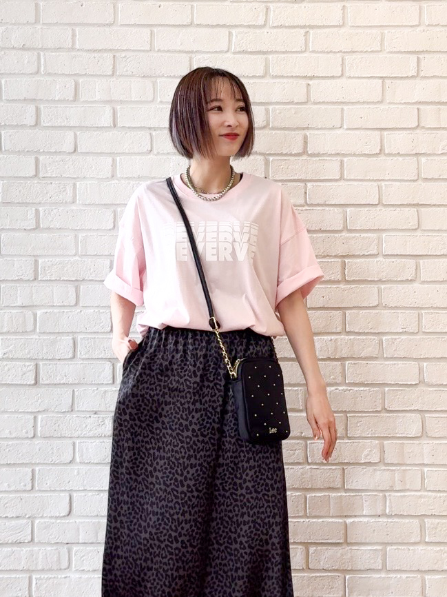 𝐜𝐡𝐢𝐤𝐚さんの「SHOO･LA･RUE｜【ひんやり】ゆるっと体型カバー BIGアソートTシャツ」を使ったコーディネート