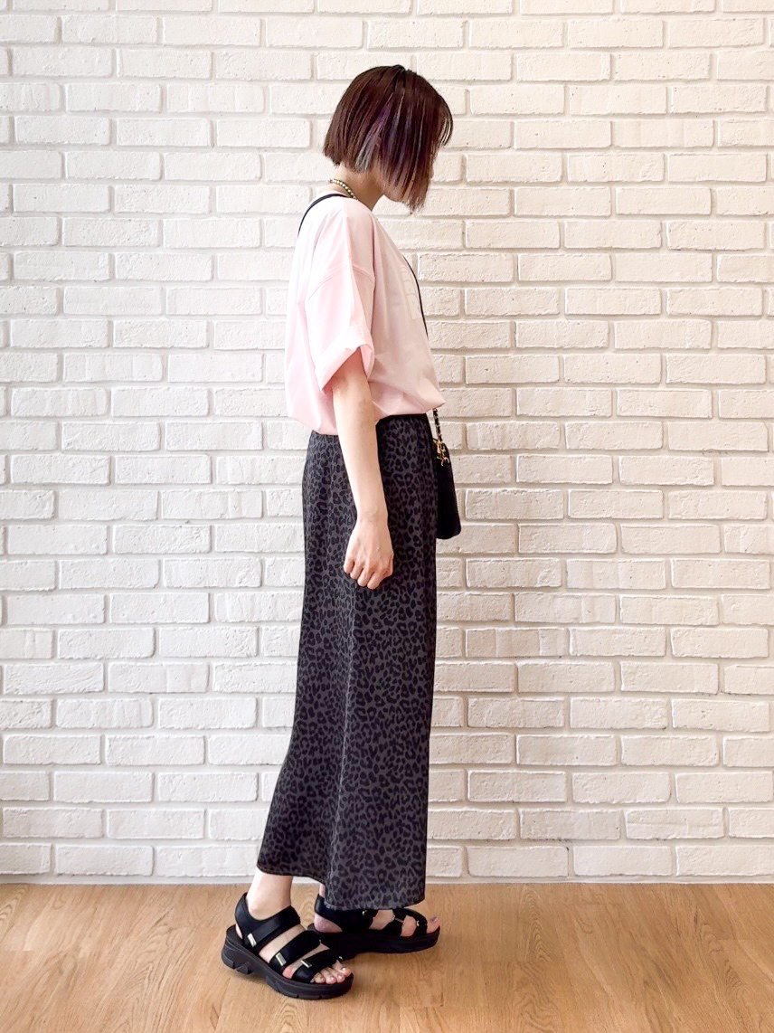 𝐜𝐡𝐢𝐤𝐚さんの「SHOO･LA･RUE｜【ひんやり】ゆるっと体型カバー BIGアソートTシャツ」を使ったコーディネート