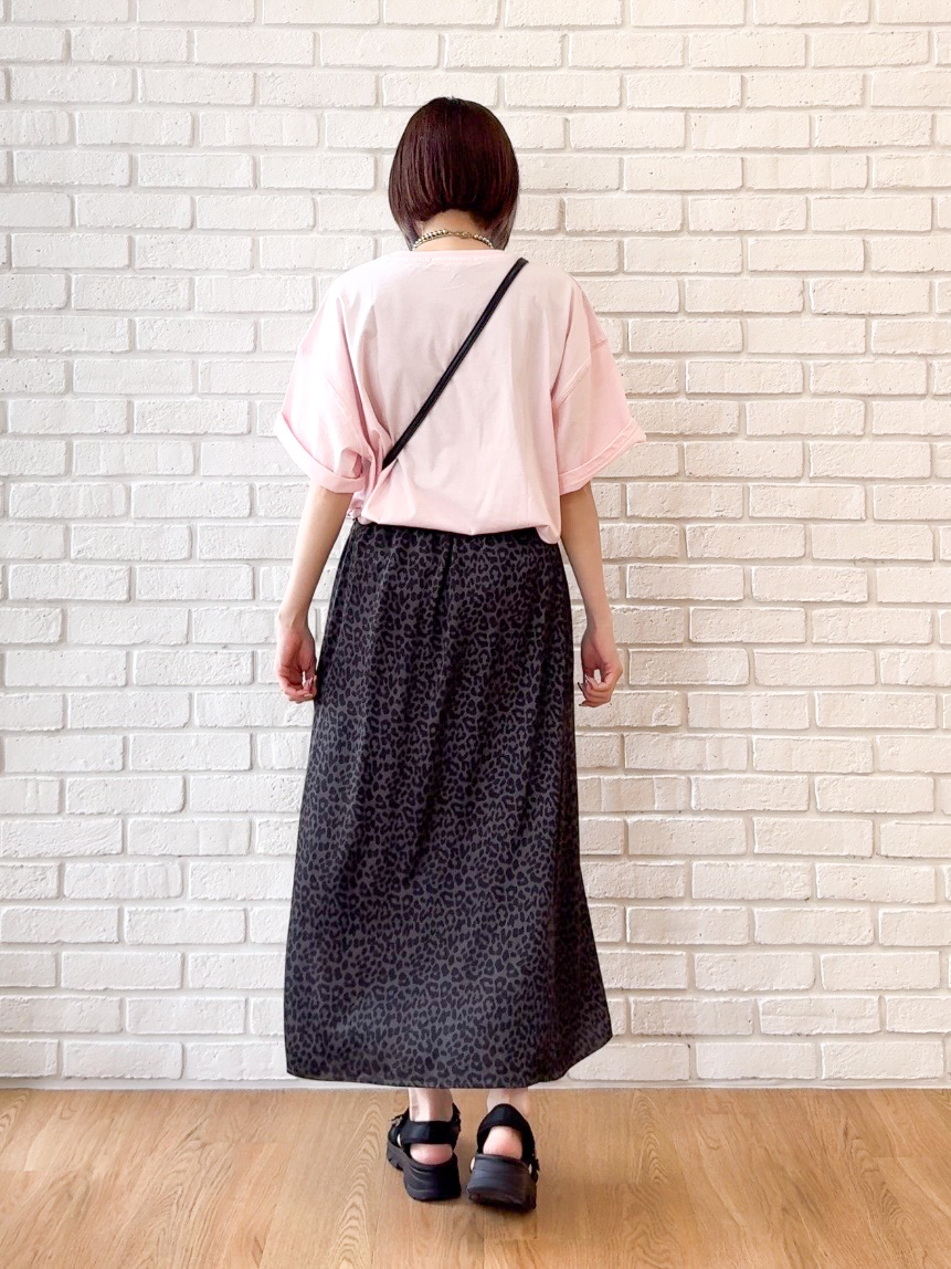 𝐜𝐡𝐢𝐤𝐚さんの「SHOO･LA･RUE｜【ひんやり】ゆるっと体型カバー BIGアソートTシャツ」を使ったコーディネート