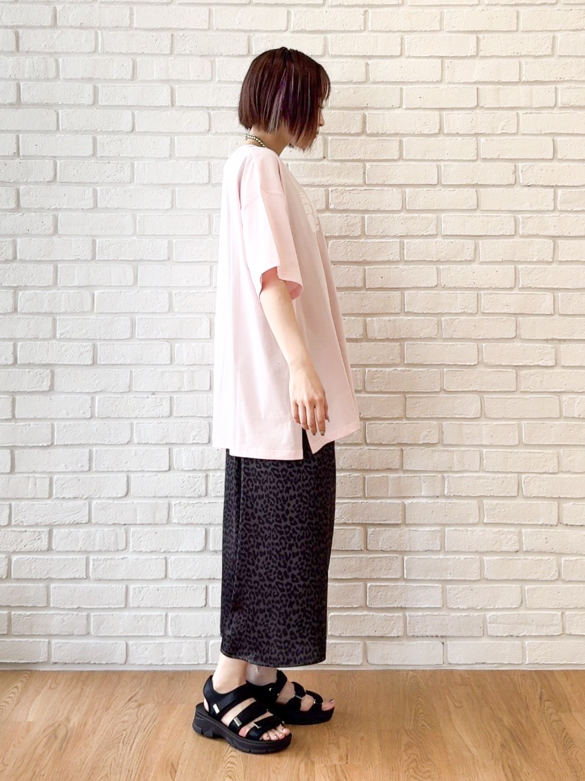 𝐜𝐡𝐢𝐤𝐚さんの「SHOO･LA･RUE｜【ひんやり】ゆるっと体型カバー BIGアソートTシャツ」を使ったコーディネート