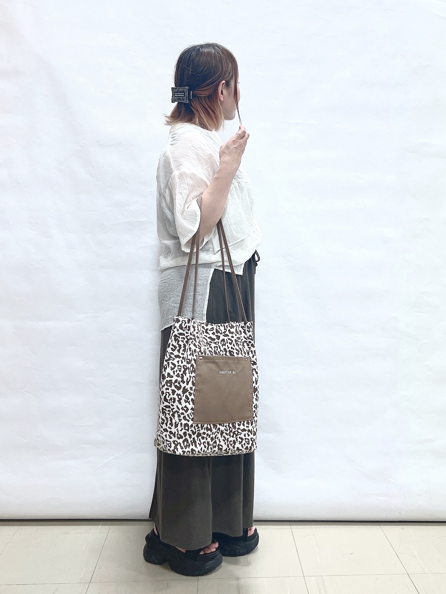 YUIさんの「SHOO･LA･RUE｜フロントフリル シアーワッシャーブラウス」を使ったコーディネート