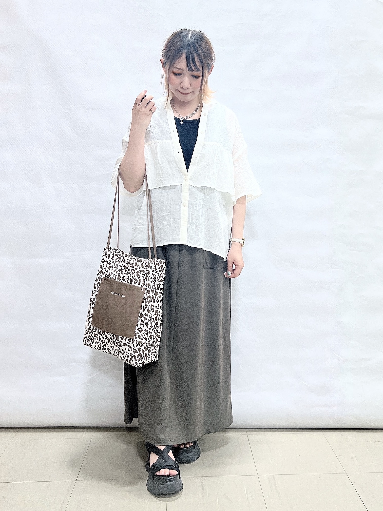 YUIさんの「SHOO･LA･RUE｜フロントフリル シアーワッシャーブラウス」を使ったコーディネート