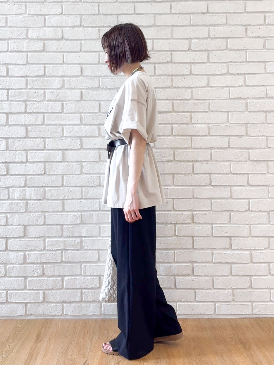 𝐜𝐡𝐢𝐤𝐚さんの「SHOO･LA･RUE｜【ひんやり】ゆるっと体型カバー BIGアソートTシャツ」を使ったコーディネート
