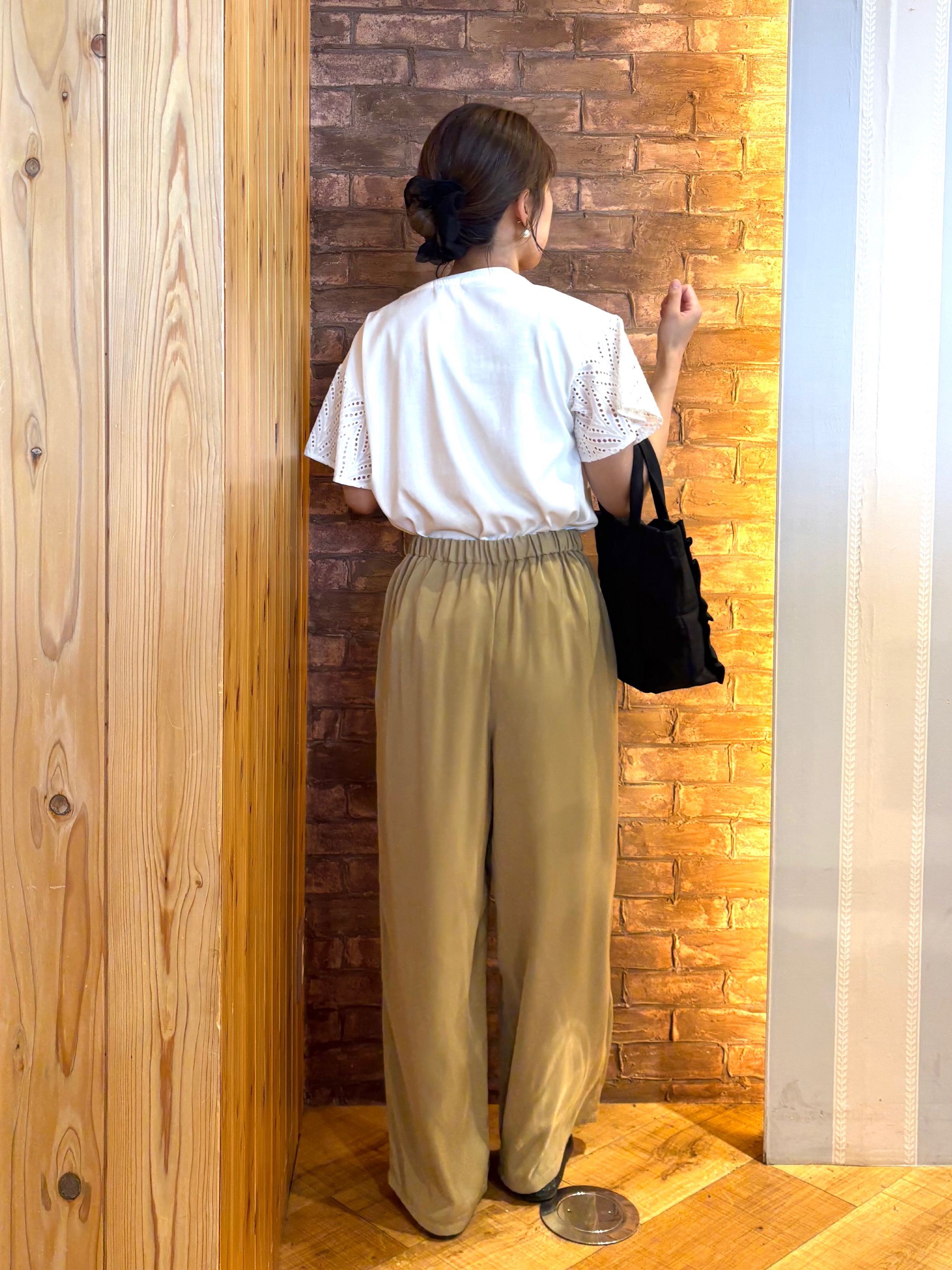 mieさんの「SHOO･LA･RUE｜【汗じみ防止/ひんやり/体型カバー】真夏でも安心。汗じみが気にならない お袖レースフレアTシャツ」を使ったコーディネート