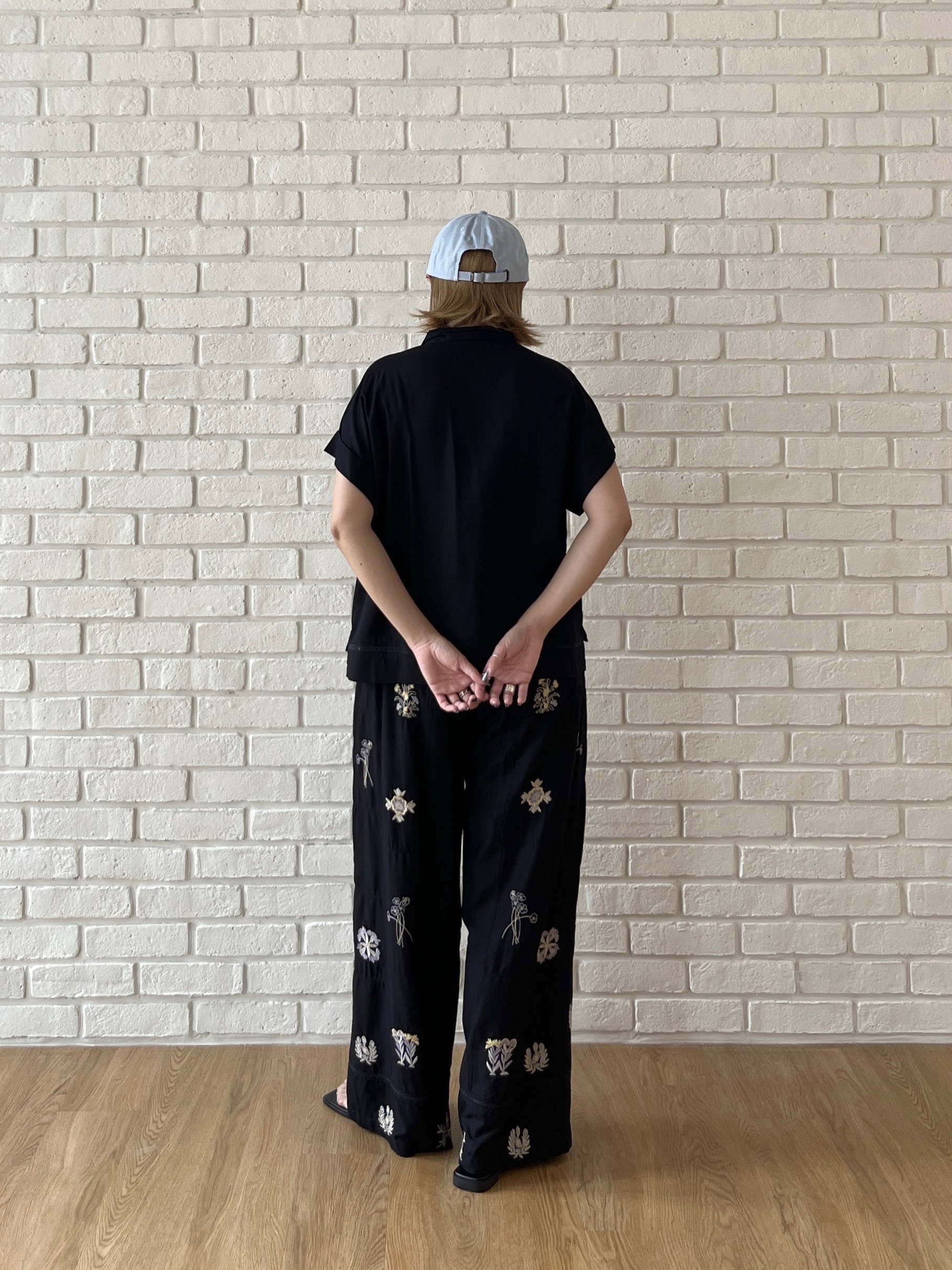 Harukaさんの「INDIVI｜アート刺繍半袖シャツ【セットアップ可能】」を使ったコーディネート