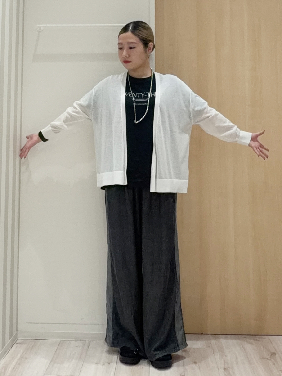 KAIRIさんの「SHOO･LA･RUE｜【ひんやり/洗濯機可/S-LL】オンにもオフにも マルチに使えるボタンレスカーディガン」を使ったコーディネート