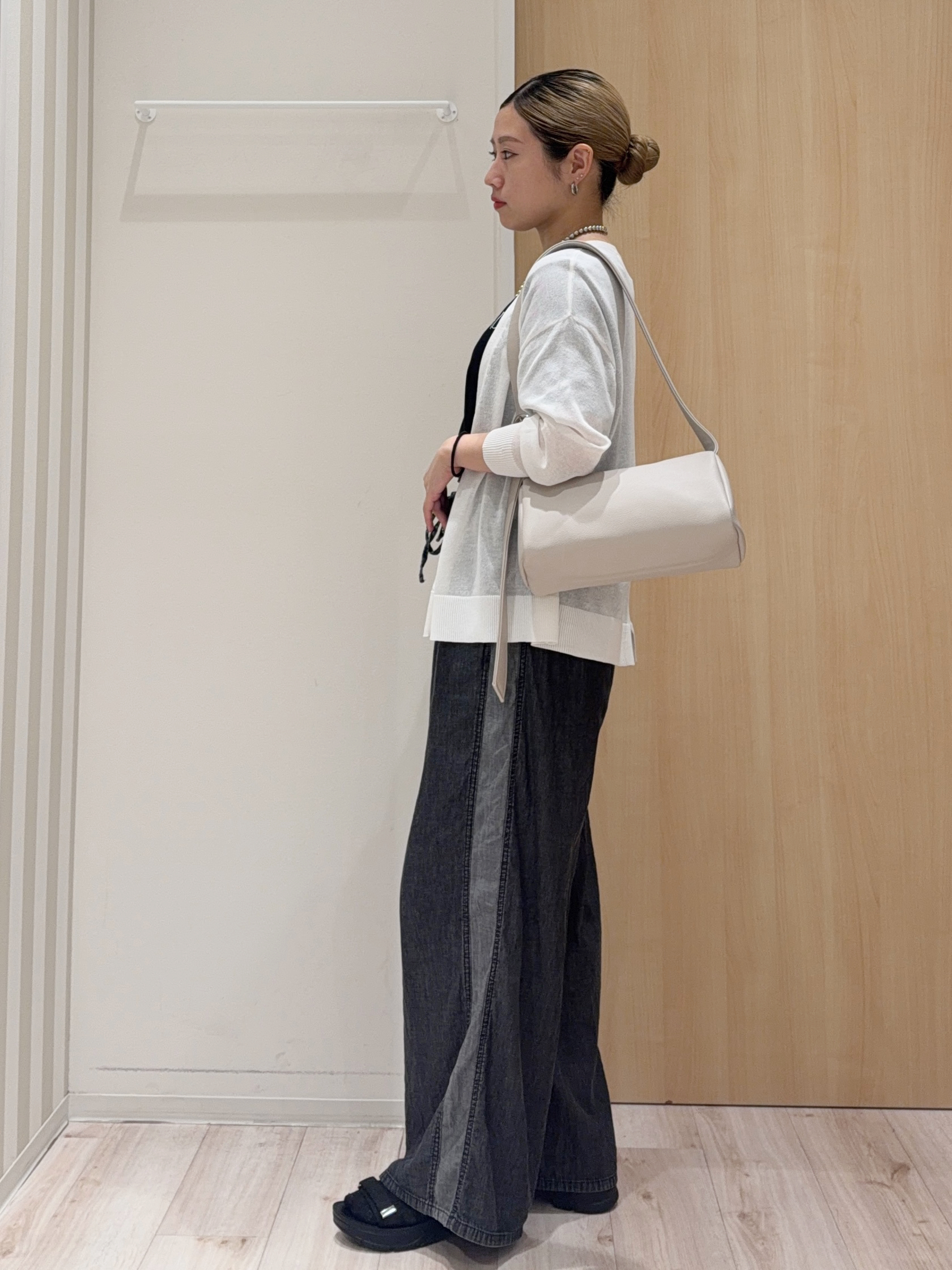KAIRIさんの「SHOO･LA･RUE｜【ひんやり/洗濯機可/S-LL】オンにもオフにも マルチに使えるボタンレスカーディガン」を使ったコーディネート