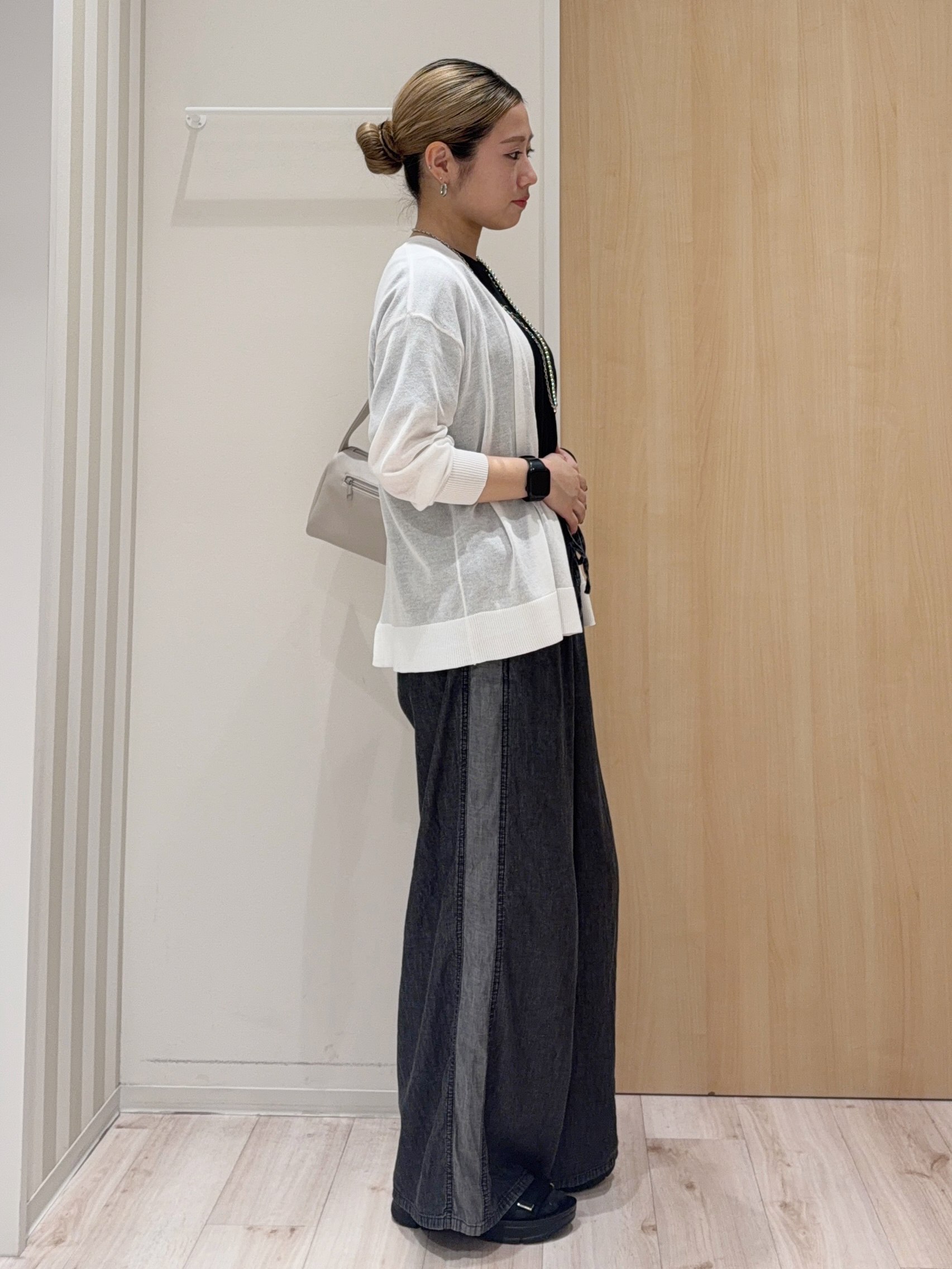 KAIRIさんの「SHOO･LA･RUE｜【ひんやり/洗濯機可/S-LL】オンにもオフにも マルチに使えるボタンレスカーディガン」を使ったコーディネート