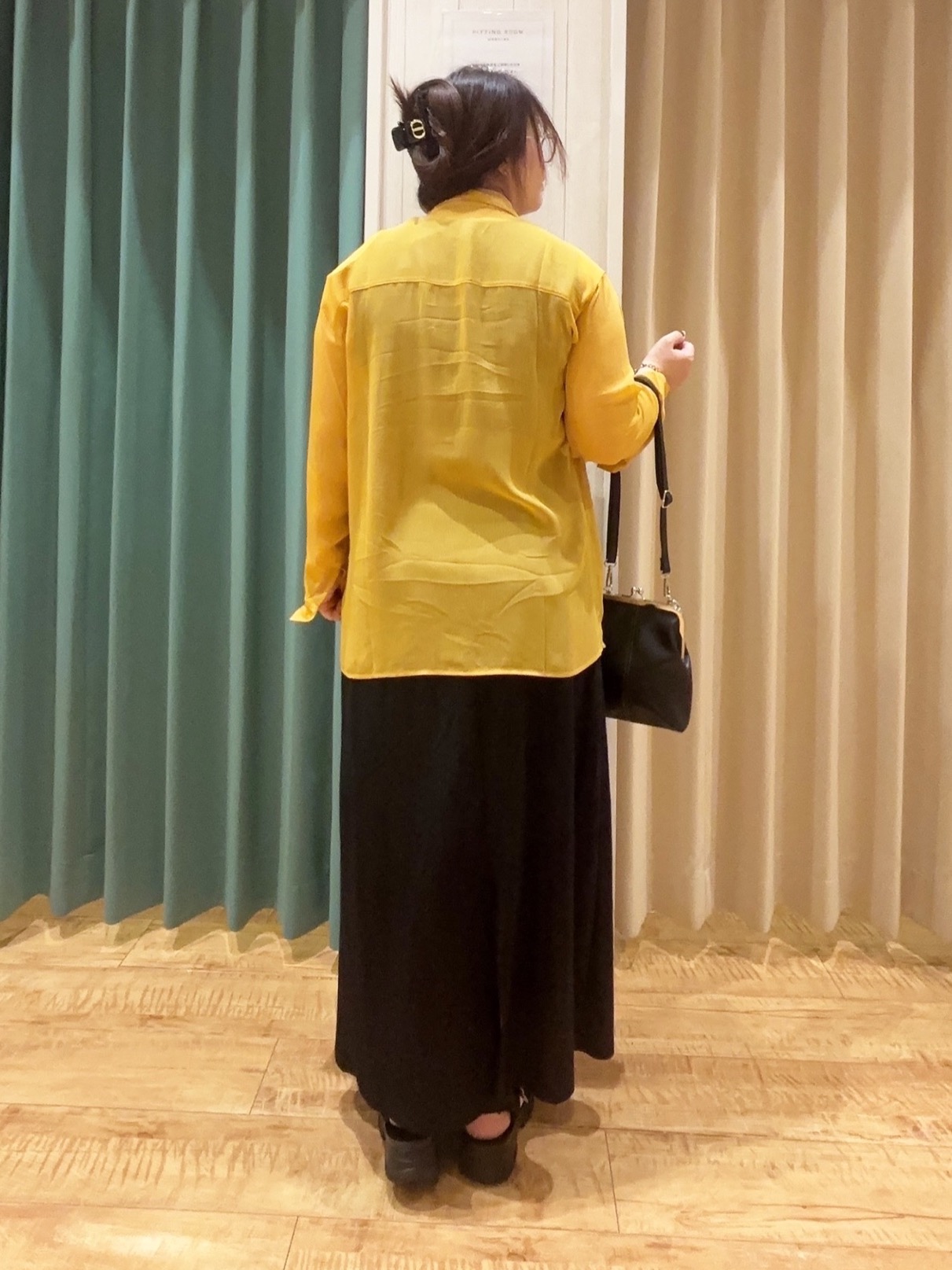 タガさんの「SHOO･LA･RUE｜【洗濯機可】ダブルポケット 楊柳しぼしぼシアーシャツ」を使ったコーディネート