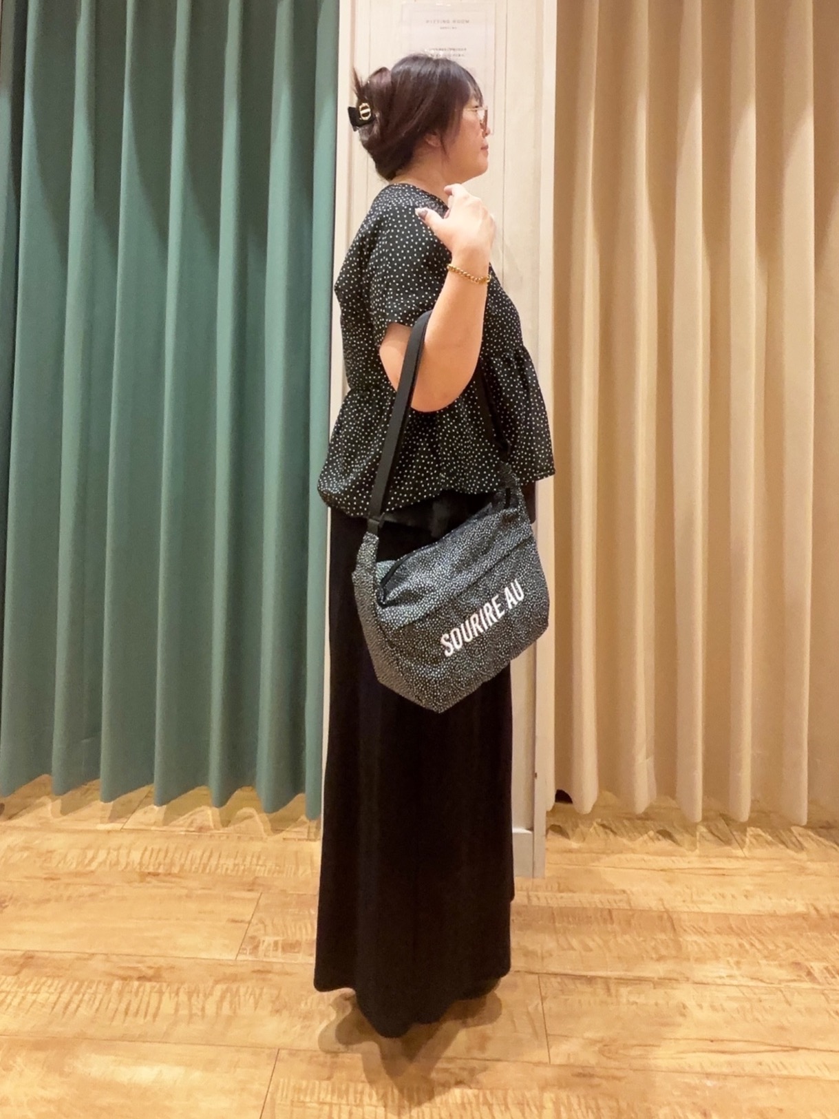 タガさんの「SHOO･LA･RUE｜【体型カバー/洗濯機可】二の腕とお腹周りが隠せる シアーペプラムブラウス」を使ったコーディネート