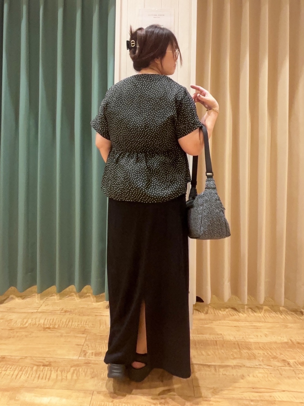 タガさんの「SHOO･LA･RUE｜【体型カバー/洗濯機可】二の腕とお腹周りが隠せる シアーペプラムブラウス」を使ったコーディネート