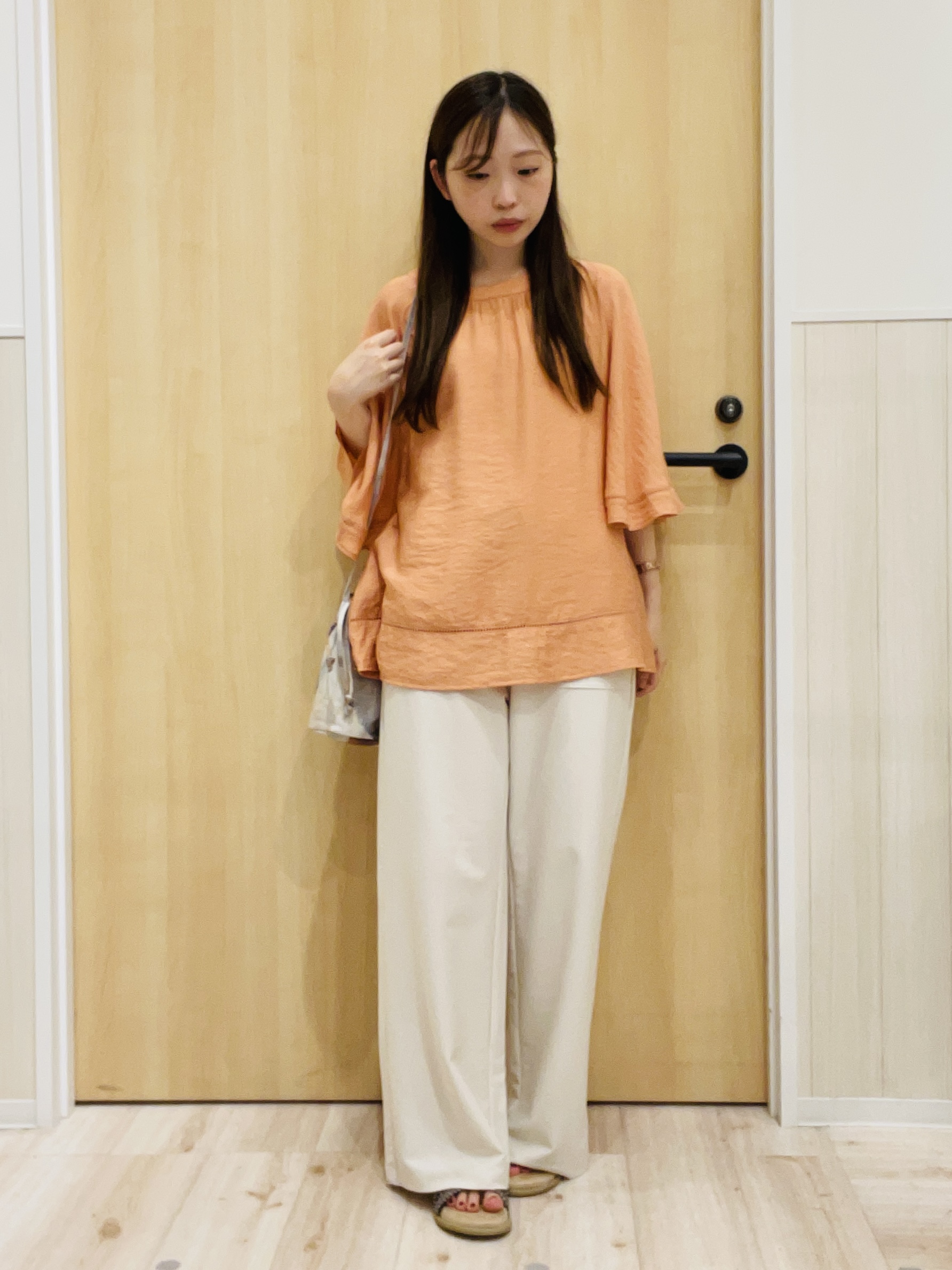 minamiさんの「SHOO･LA･RUE｜【ひんやり/S-LL/洗濯機可】体型カバー ふんわりスラブポンチョ風ブラウス」を使ったコーディネート