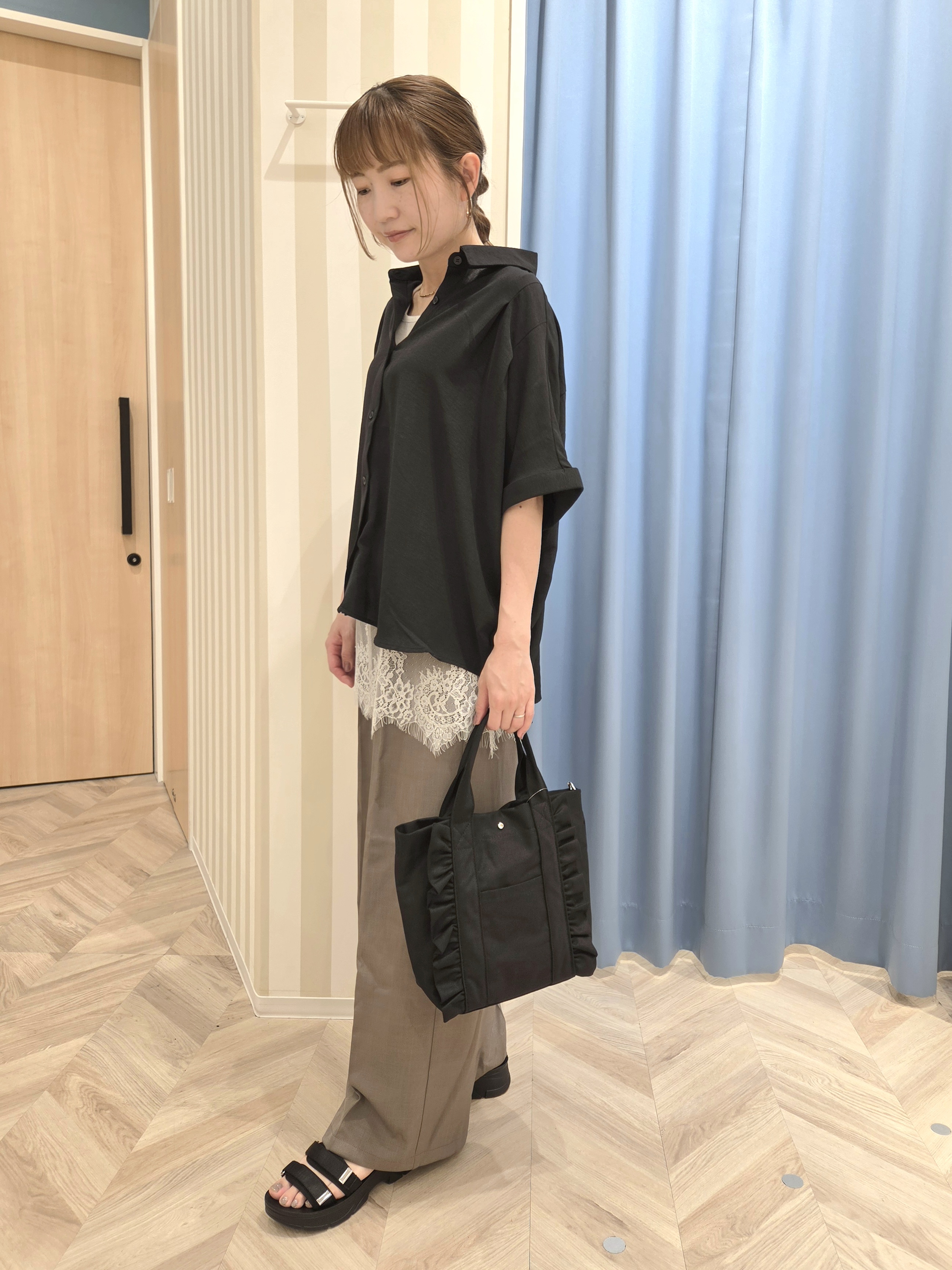 Ikumiさんの「SHOO･LA･RUE｜【ひんやり/洗濯後しわになりにくい/S-LL】着るだけでこなれ見え 二の腕も隠せるデザイン半袖シャツ」を使ったコーディネート