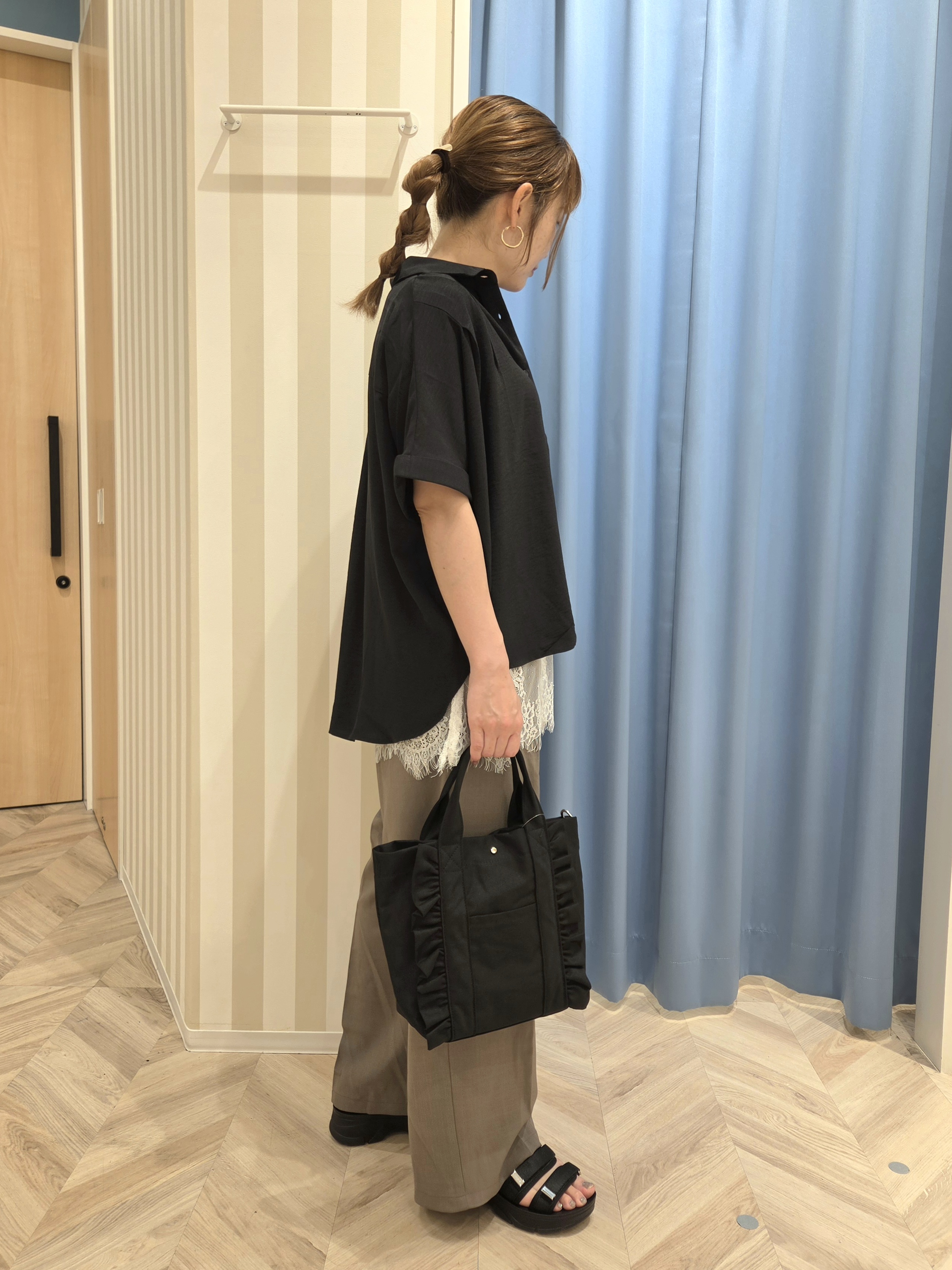 Ikumiさんの「SHOO･LA･RUE｜【ひんやり/洗濯後しわになりにくい/S-LL】着るだけでこなれ見え 二の腕も隠せるデザイン半袖シャツ」を使ったコーディネート